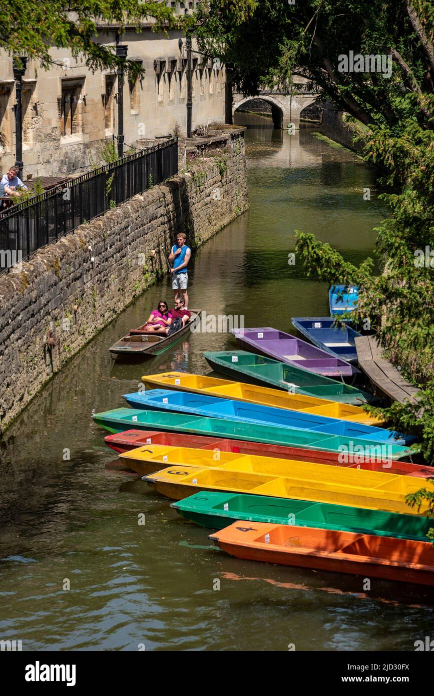 Oxford, 17.. Juni 2022. Die Menschen fahren zum Fluss Cherwell in der Nähe der Magdalenbrücke, um sich an dem wahrscheinlich heißesten Tag des Jahres 2022 abzukühlen, der auf 30 Grad Celsius angefahren ist Stockfoto