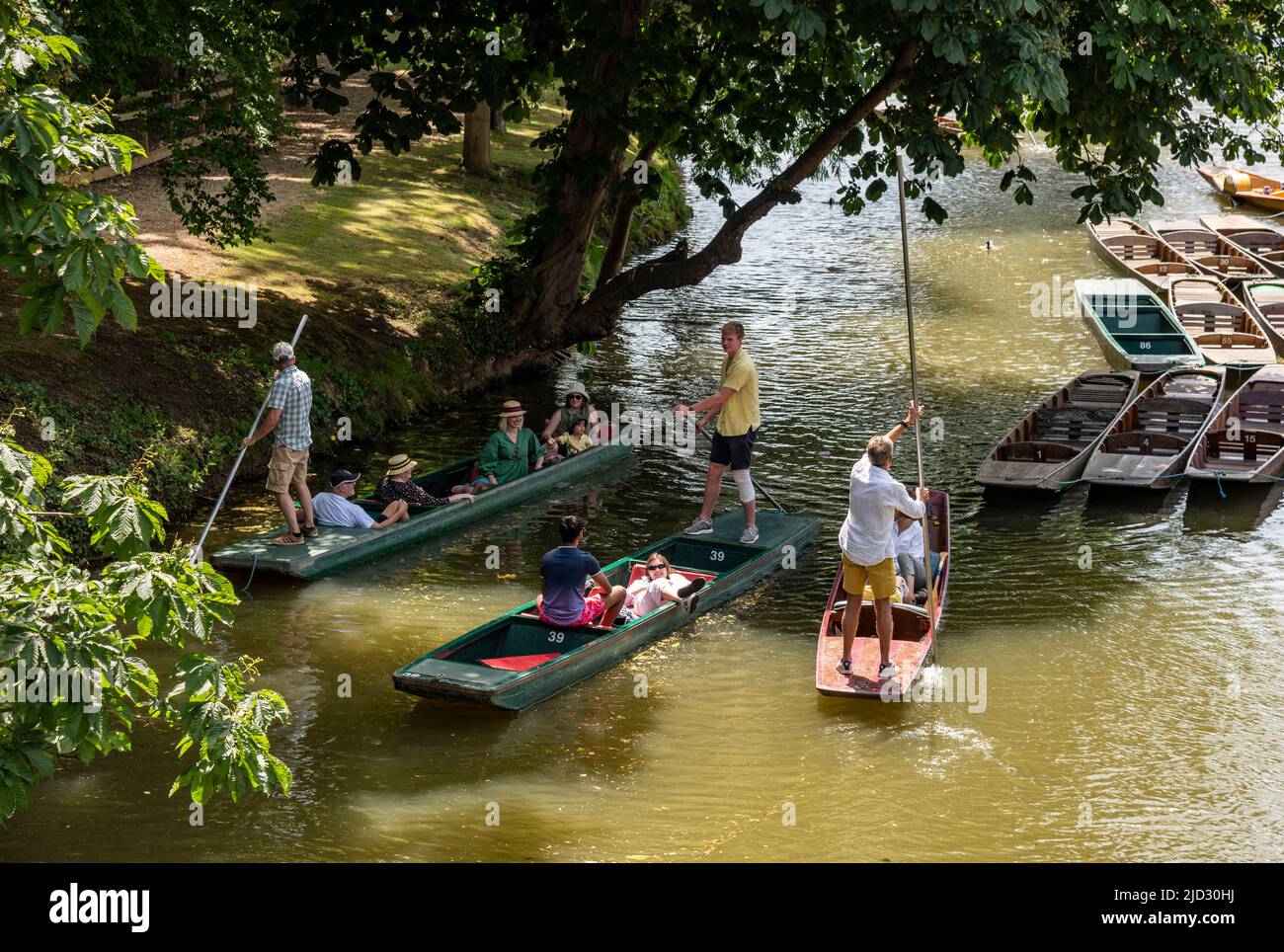 Oxford, 17.. Juni 2022. Die Menschen fahren zum Fluss Cherwell in der Nähe der Magdalenbrücke, um sich an dem wahrscheinlich heißesten Tag des Jahres 2022 abzukühlen, der auf 30 Grad Celsius angefahren ist Stockfoto
