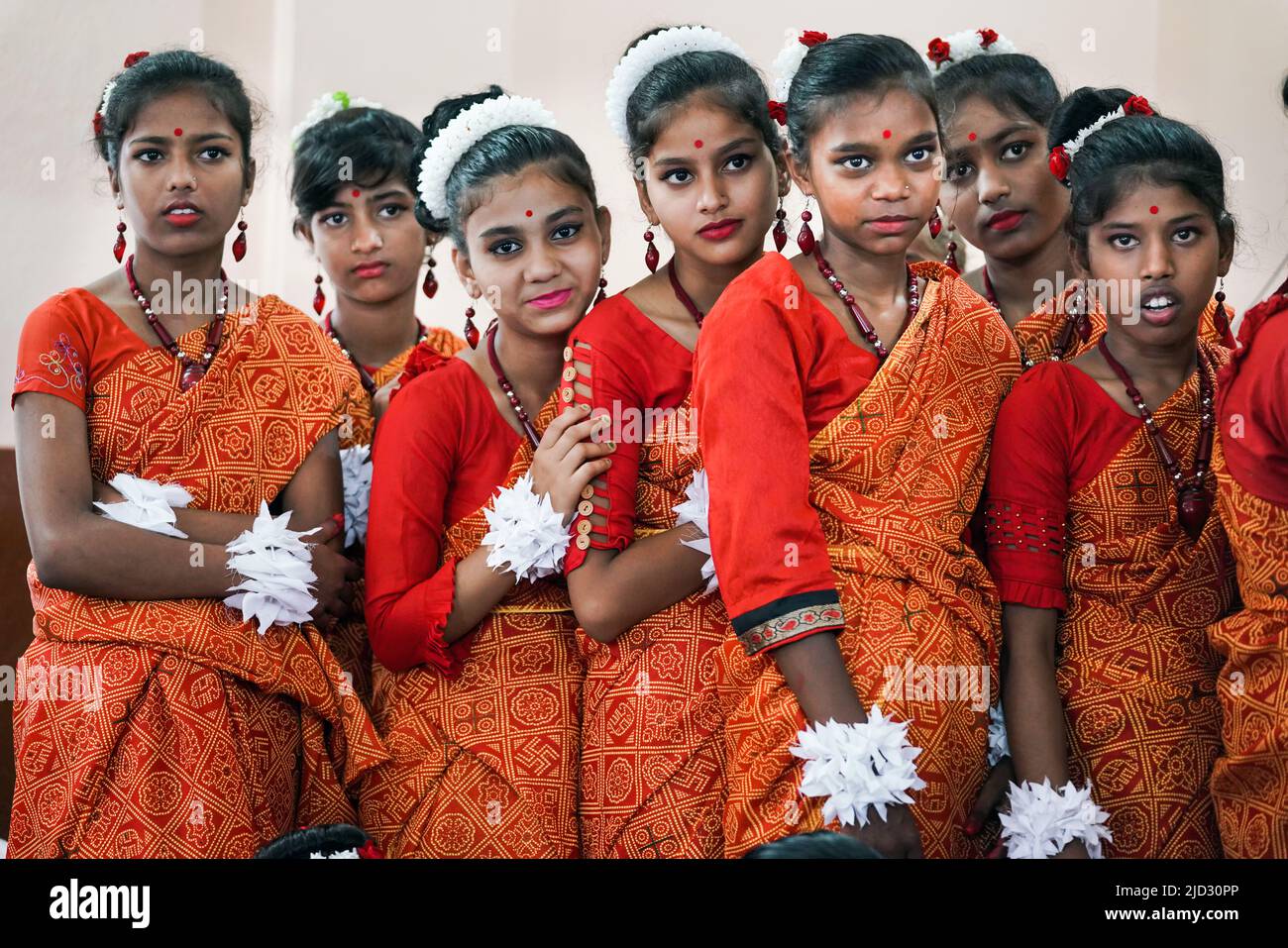 Mädchen der Tanzgruppe in traditioneller Kleidung begrüßen die Gäste im Asha Deep Trust Selbsthilfenzentrum in Kalkutta, Indien Stockfoto