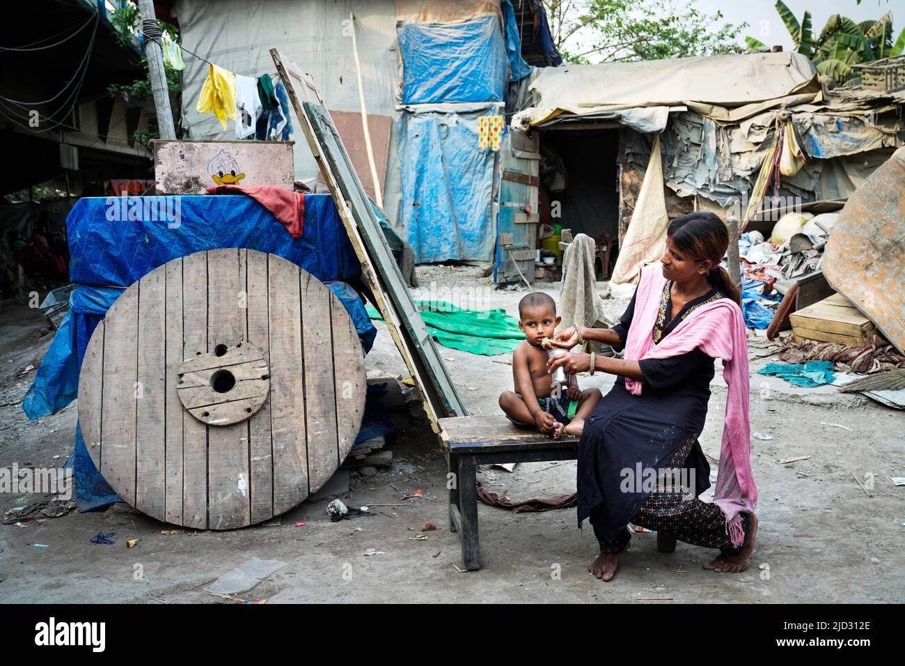 Bewohner des Slums New Alipane unter der Durgapar-Brücke in Kalkata, Indien Stockfoto