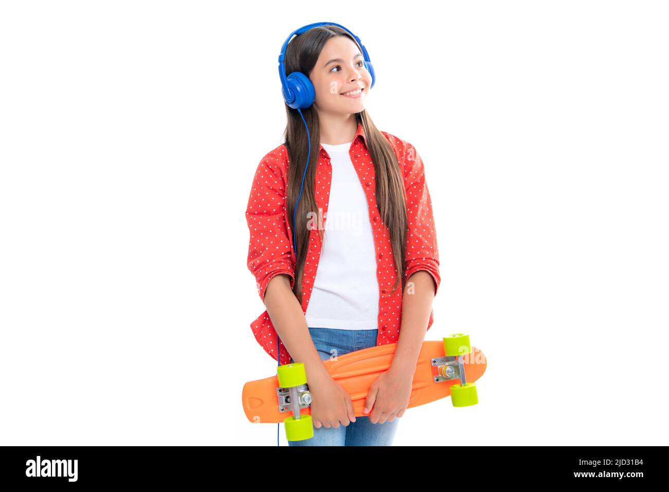 Schöne und Mode junge Teenager-Mädchen posiert mit Skateboard. Teenager Street Fashion Lifestyle. Porträt von glücklich lächelnd Teenager-Kind Mädchen. Stockfoto