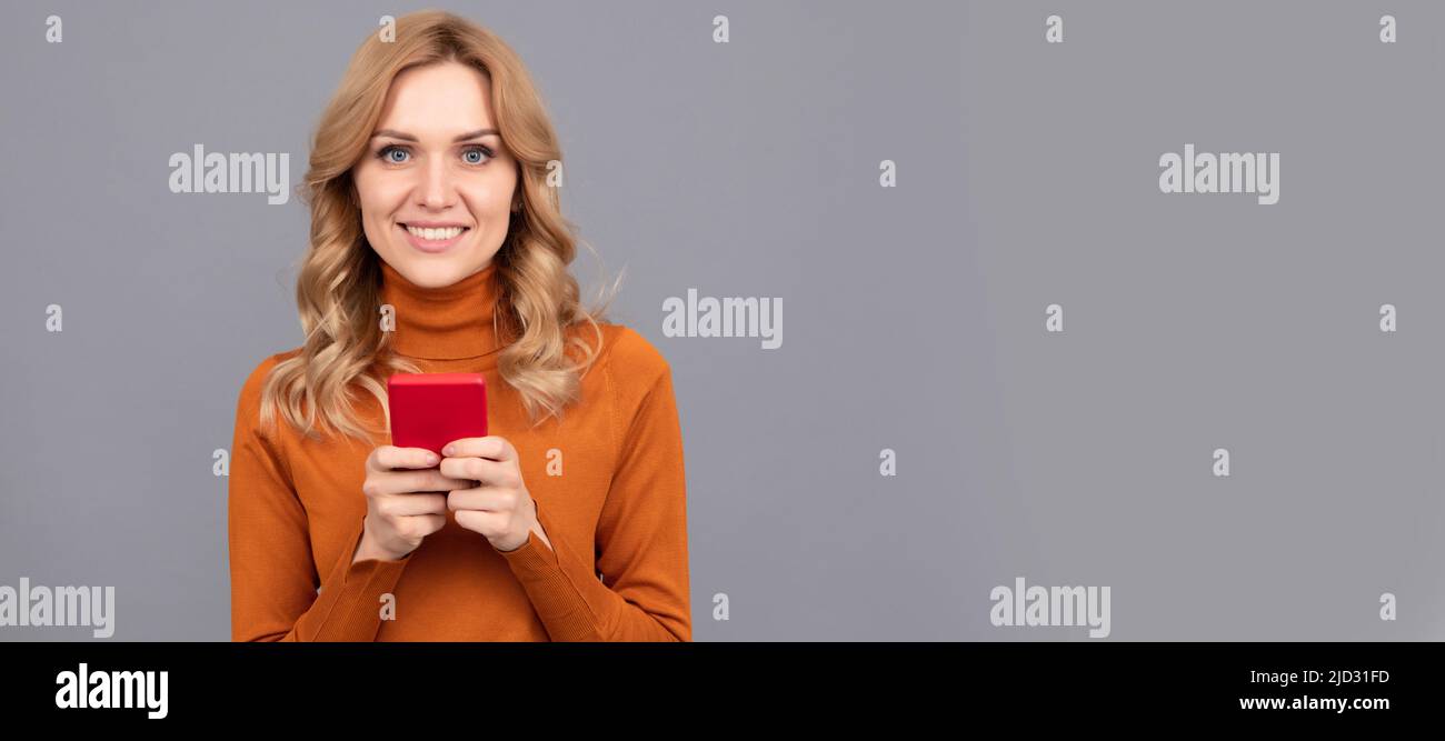 Erste Schritte mit der mobilen Chat-App. Glückliches Mädchen chatten online in Smartphone. Moderne Kommunikation. Frauenportrait, isoliertes Kopfzeilenbanner mit Kopierbereich. Stockfoto