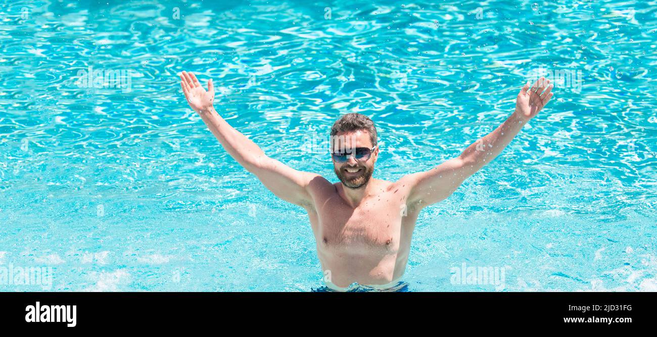 Glücklicher, gutaussehender Kerl in Sonnenbrillen, der im Sommer im Pool schwimmt, Poolparty. Mann Gesicht Porträt, Banner mit Kopieplatz. Stockfoto