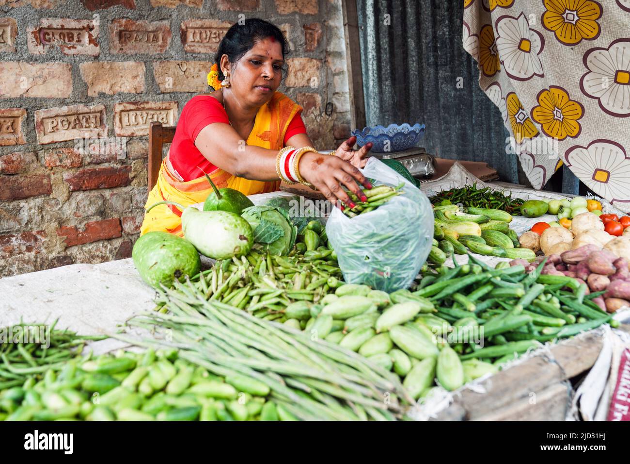 Weibliche Gemüsehändler in einem armen Slum in Kalkutta, Indien Stockfoto