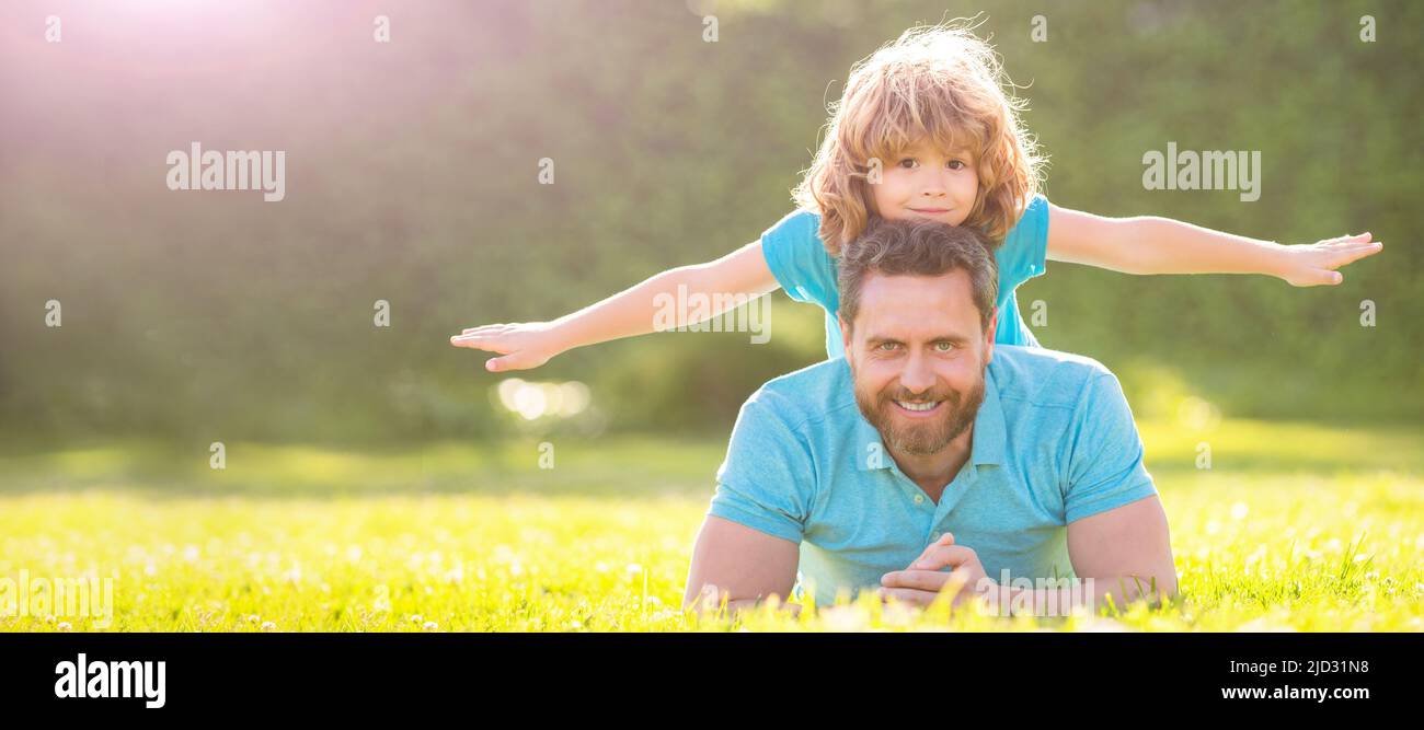 Banner von Vater und Sohn im Sommerpark im Freien. Glückliche Vatertag. Glückliche Familie von Vater und Sohn Junge entspannen im Sommerpark grünes Gras, Vaterschaft Stockfoto
