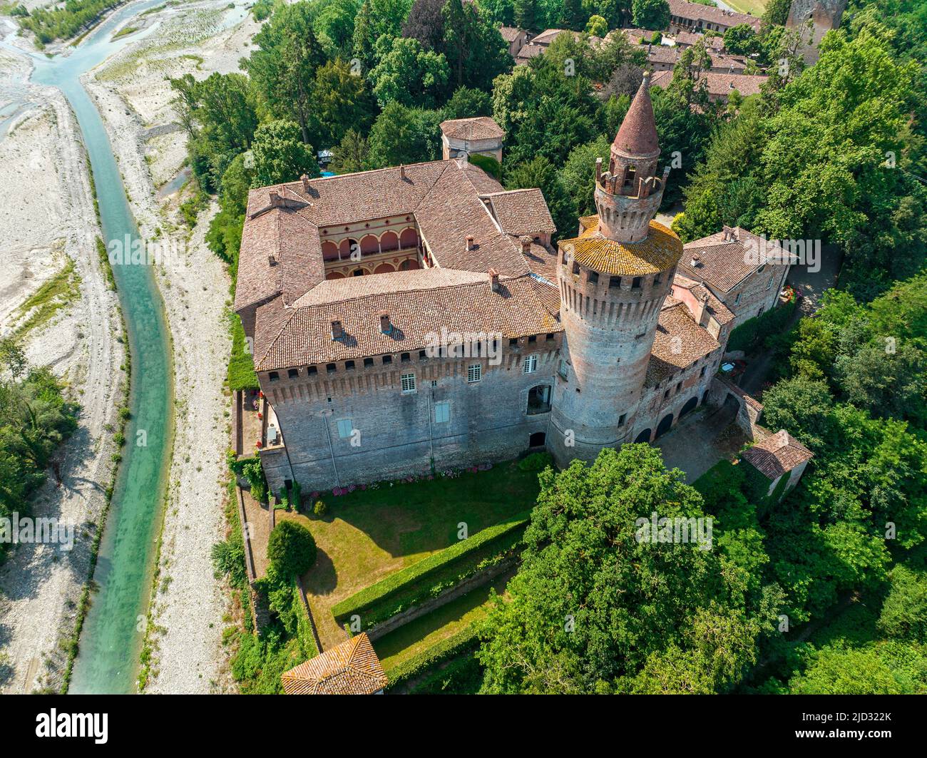 Luftaufnahme der Burg Rivalta am Fluss Trebbia, Provinz Piacenza, Emilia-Romagna, Italien. Es ist ein befestigter Komplex mit einem zylindrischen Turm Stockfoto
