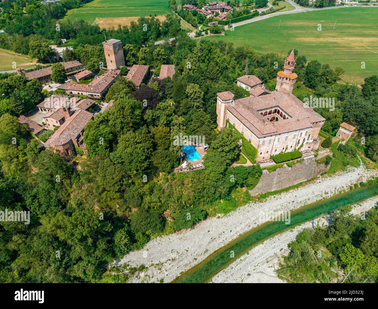 Luftaufnahme der Burg Rivalta am Fluss Trebbia, Provinz Piacenza, Emilia-Romagna, Italien. Es ist ein befestigter Komplex mit einem zylindrischen Turm Stockfoto