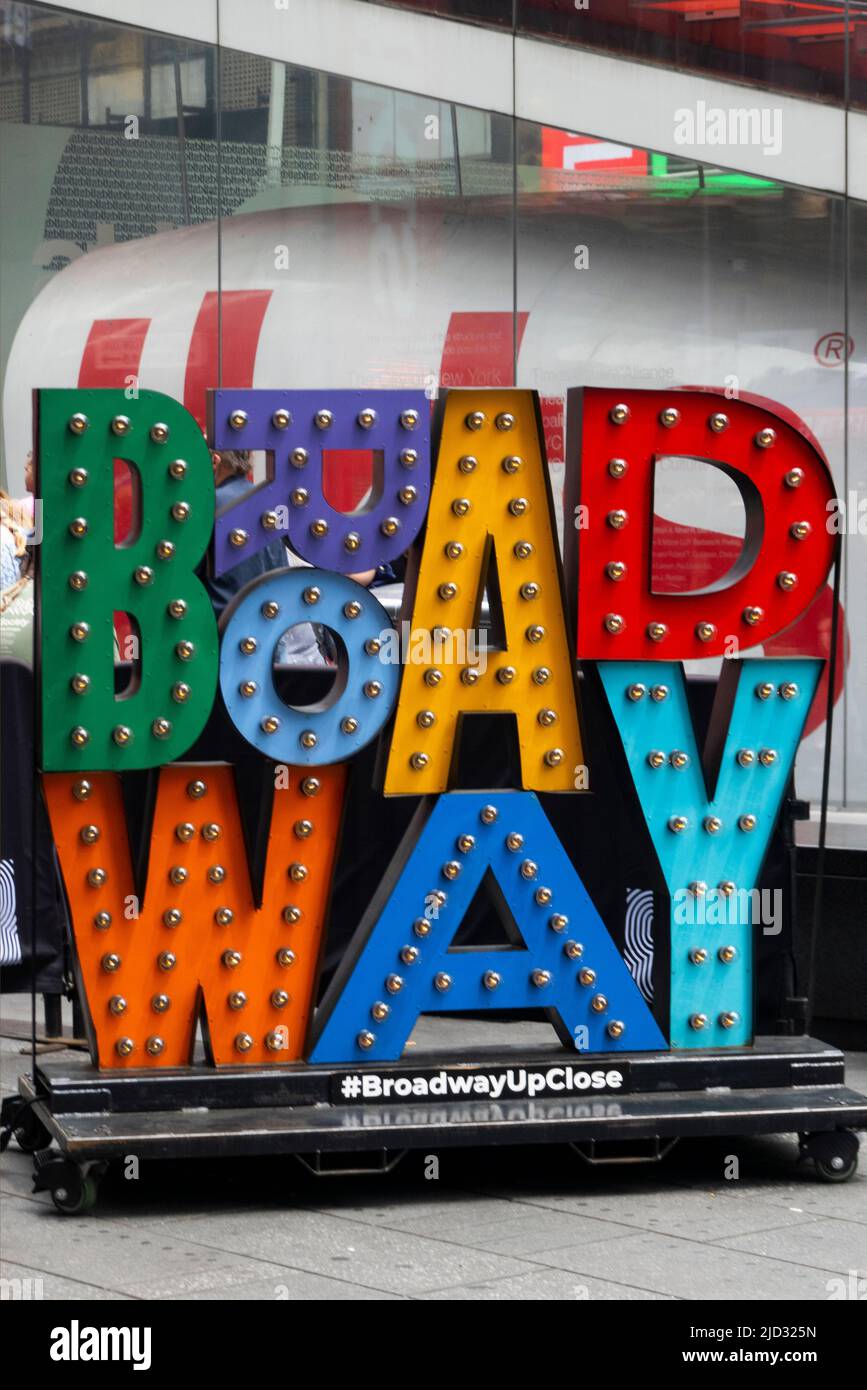 Broadway aus nächster Nähe weiße Lichter auf Handy-Schild am Times Square NYC Stockfoto