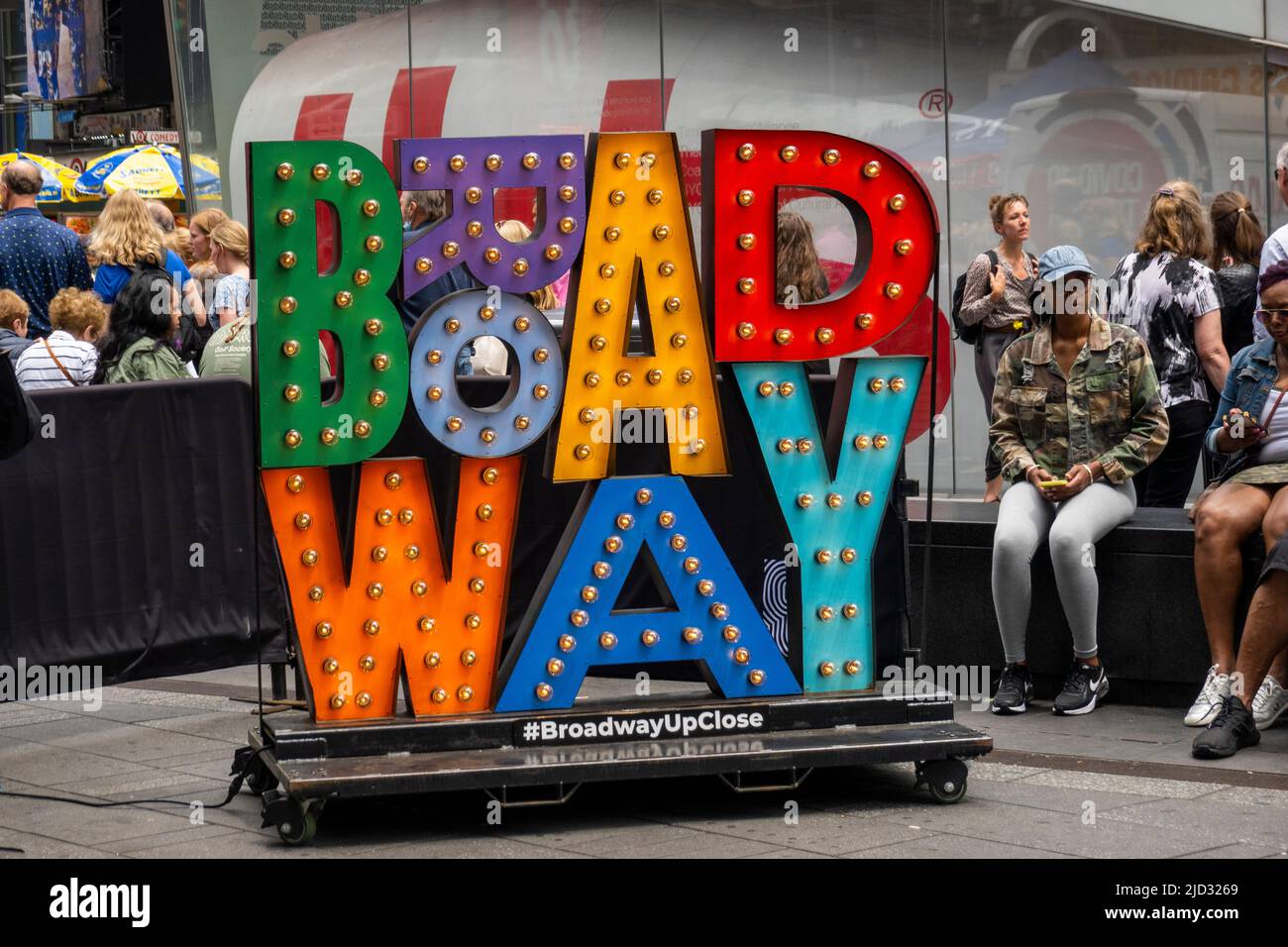 Broadway aus nächster Nähe weiße Lichter auf Handy-Schild am Times Square NYC Stockfoto