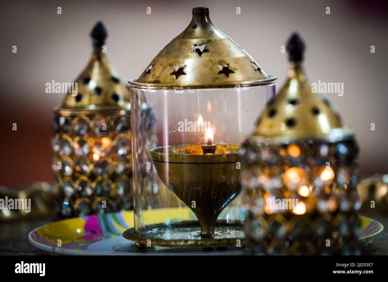 Öllampe auf dem Altar einer katholischen Kirche in Varanasi, Uttar Pradesh, Indien. Stockfoto