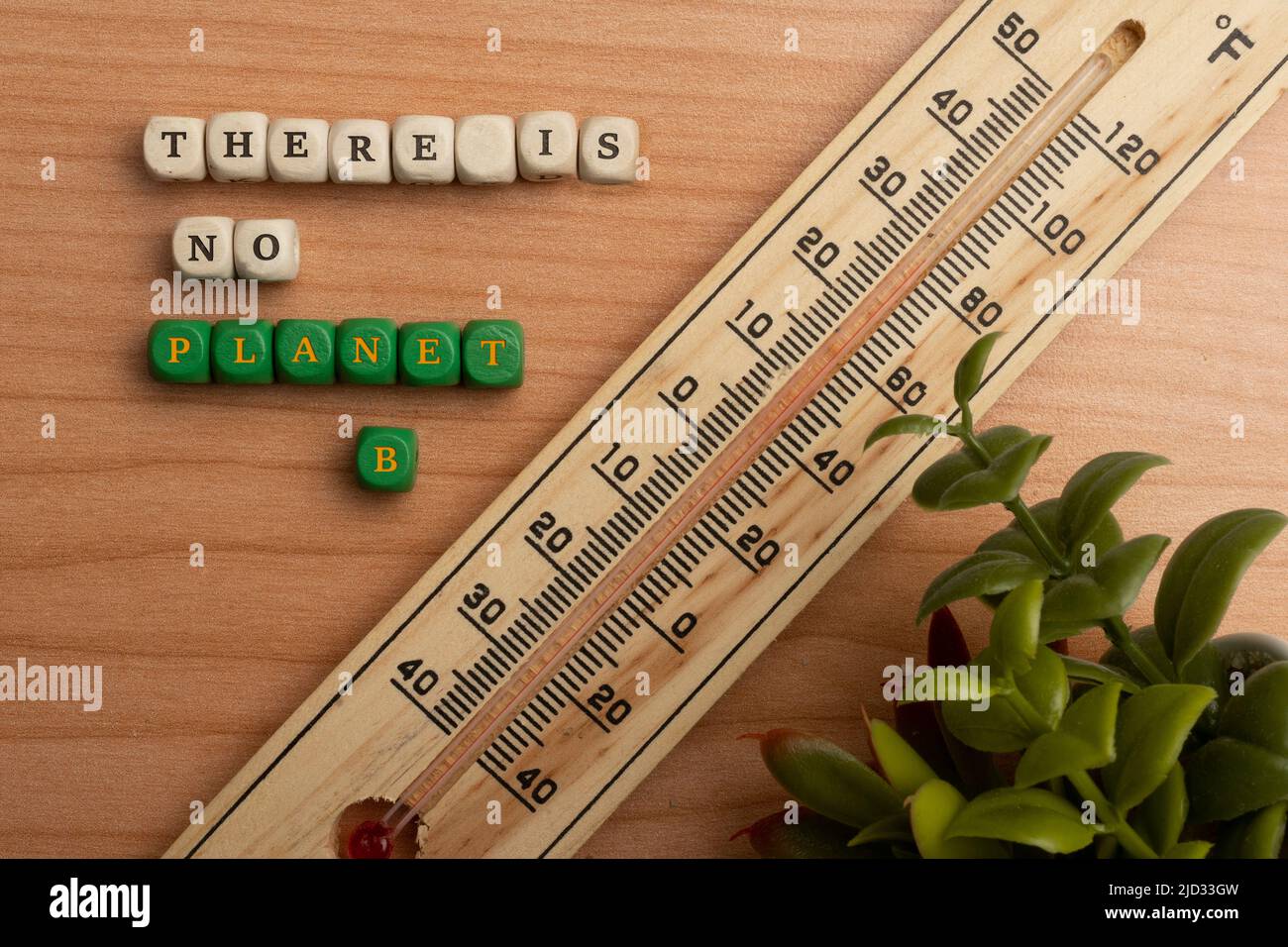 Es gibt kein Konzept von Planet B: Würfel auf einem Tisch mit einem Thermometer und einer Pflanze Stockfoto