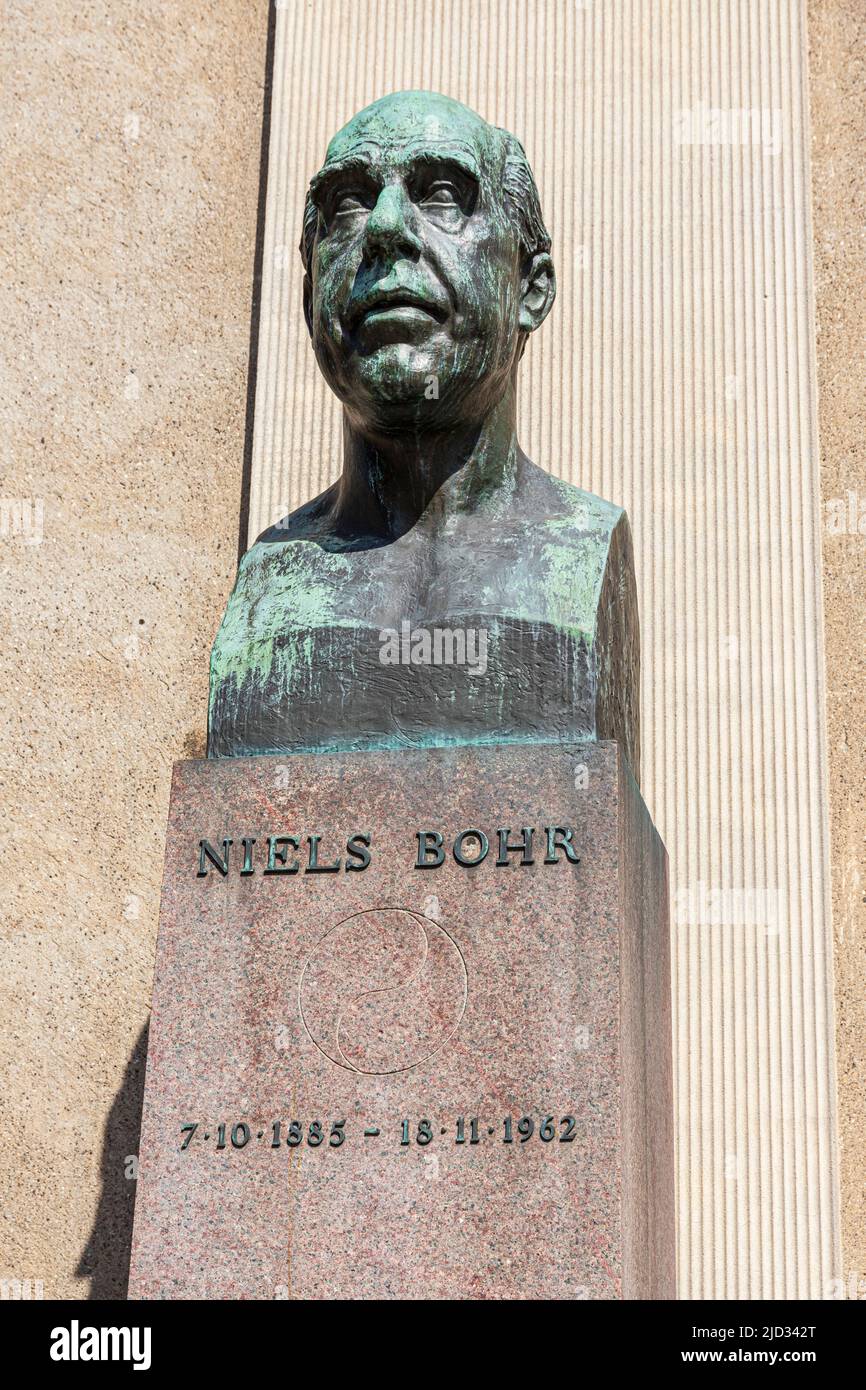 Eine Statue zum Gedenken an Niels Bohr, den berühmten dänischen Physiker in Kopenhagen, Dänemark. Stockfoto