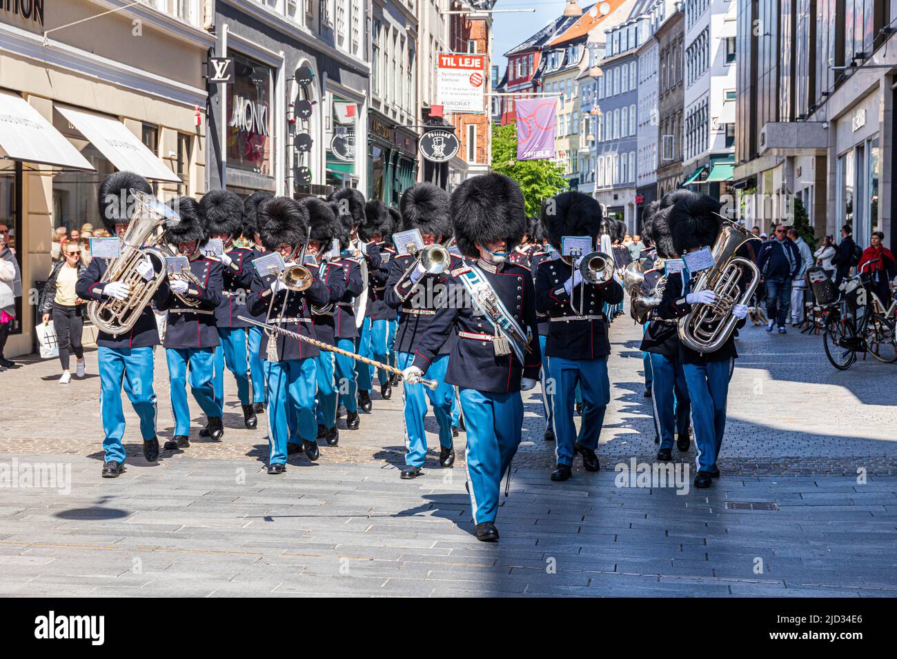 Das Royal Guard Orchestra (Den Kongelige Livgarde) marschiert im Zentrum von Kopenhagen, Dänemark Stockfoto