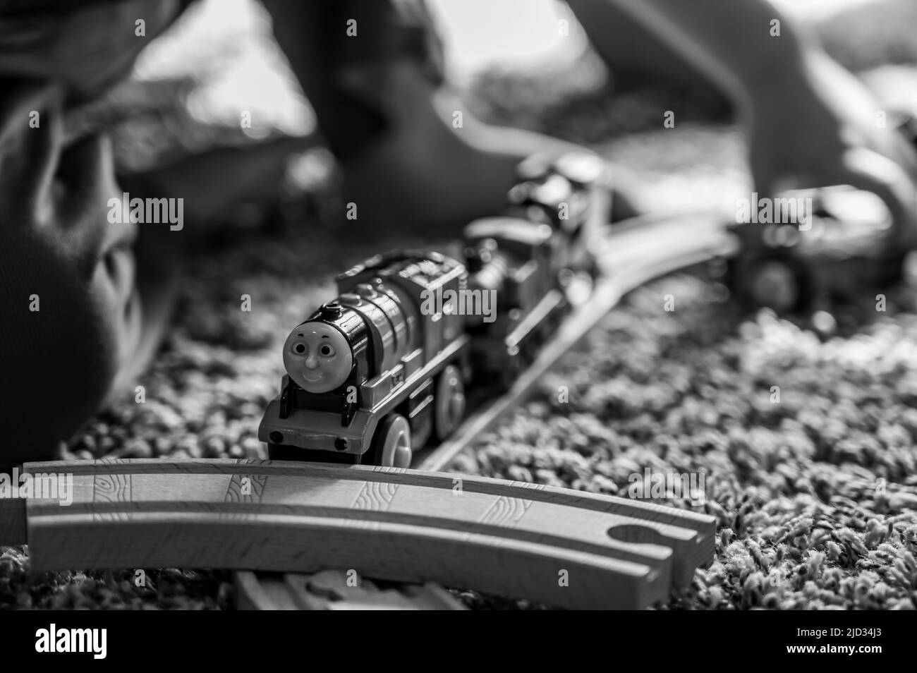 Tiffin, Iowa, USA - 3.2021: Kleiner Junge spielt mit einem Model Thomas the Train. Thomas ist ein beliebtes Spielzeug für Kinder im Eisenbahnstil. Stockfoto