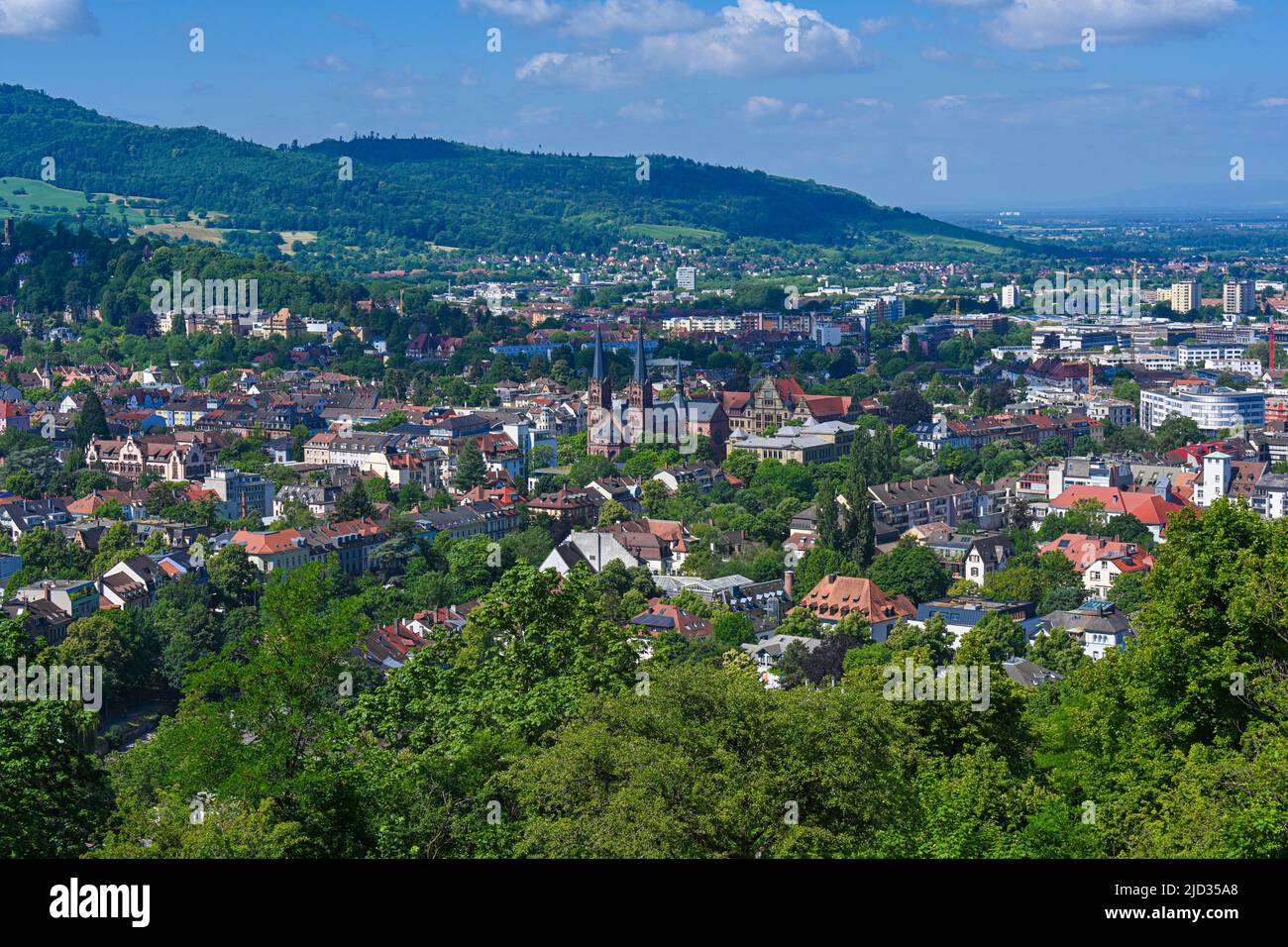 Panorama der Stadt Freiburg im Breisgau mit der Kirche St. Johann‘im Vordergrund, Deutschland, Europa Stockfoto