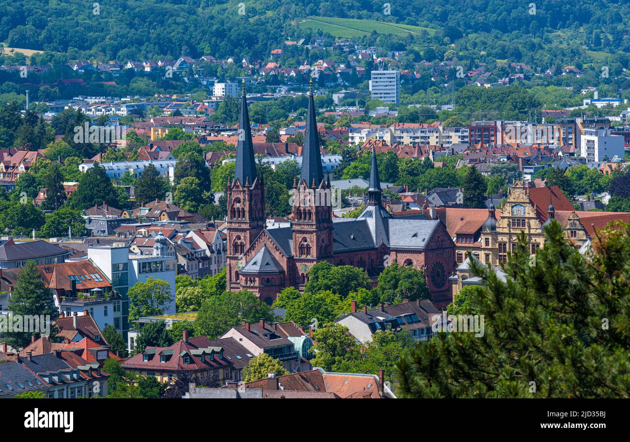 Panorama der Stadt Freiburg im Breisgau mit der Kirche St. Johann‘im Vordergrund, Deutschland, Europa Stockfoto
