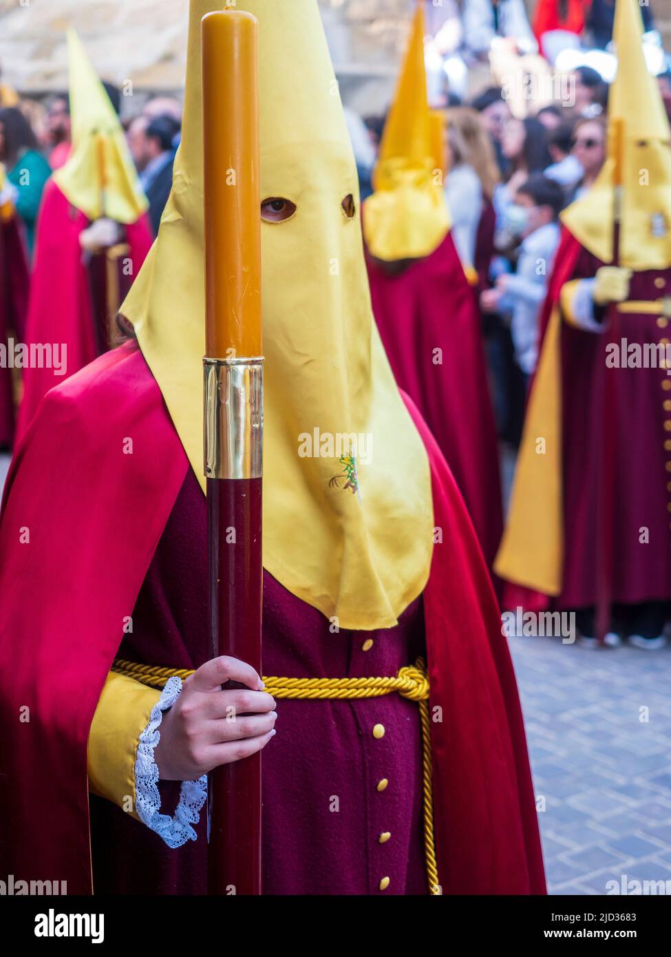 Cofrades in ihren traditionellen Kostümen mit Capirote, die während der Karwoche durch die Straßen von Úbeda ziehen Stockfoto