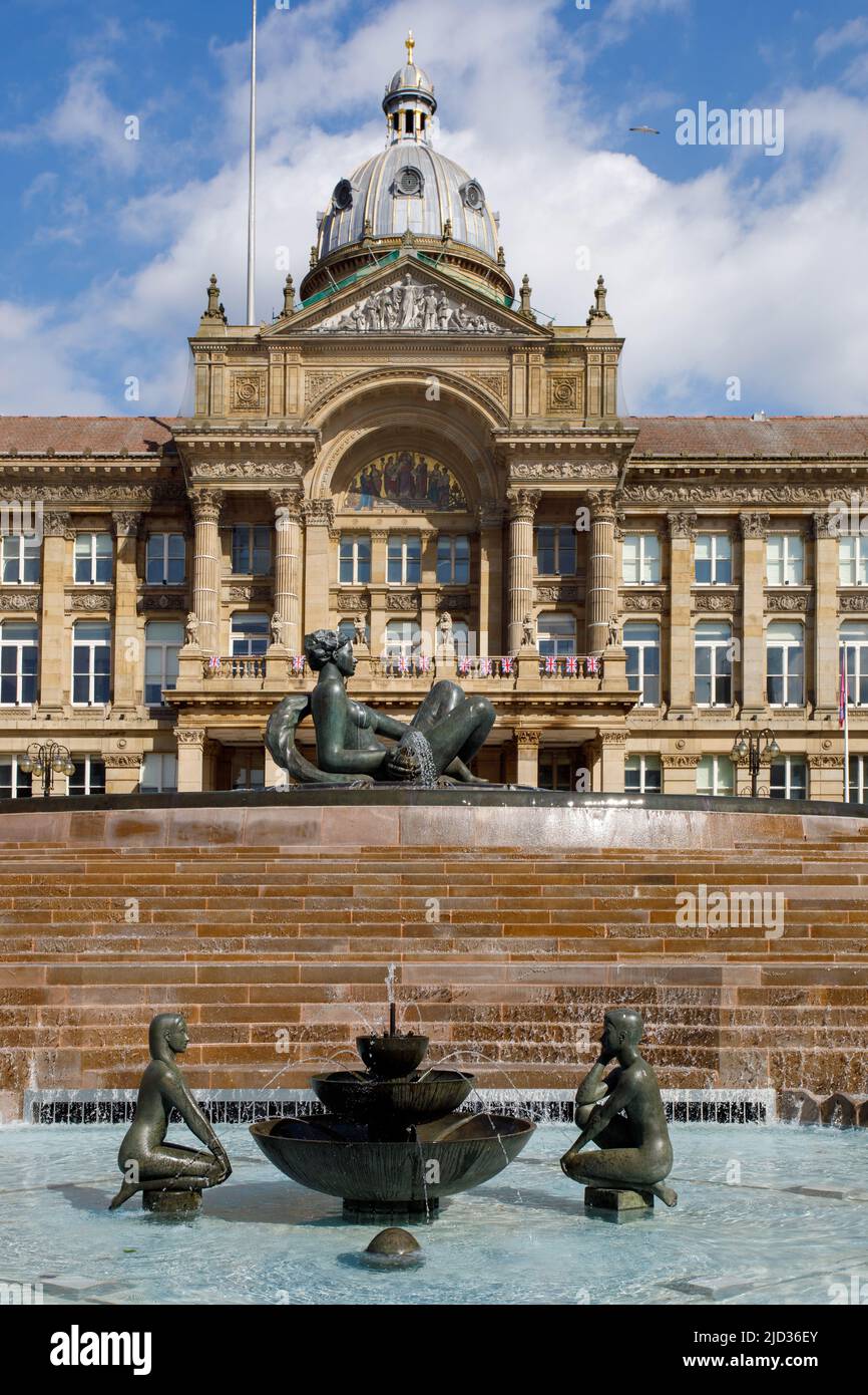 The Floozie im Whirlpool, Victoria Square, Birmingham. Der Wasserbrunnen wurde kürzlich neu installiert (2022), nachdem das Wasserspiel mehrere Jahre lang ungenutzt blieb und in einen Garten umgewandelt wurde. Anfangs 1993 wurde der Victoria Square in eine Fußgängerzone umgewandelt und umgebaut. Dazu gehörte auch die Installation einer massiven Wasseranlage. Um den Rand des oberen Pools herum befindet sich ein Zitat von Burnt Norton, einem der vier Quartette von TS Eliot: In und um den Brunnen herum sind vier Werke von Dhruva Mistry zu sehen: Stockfoto