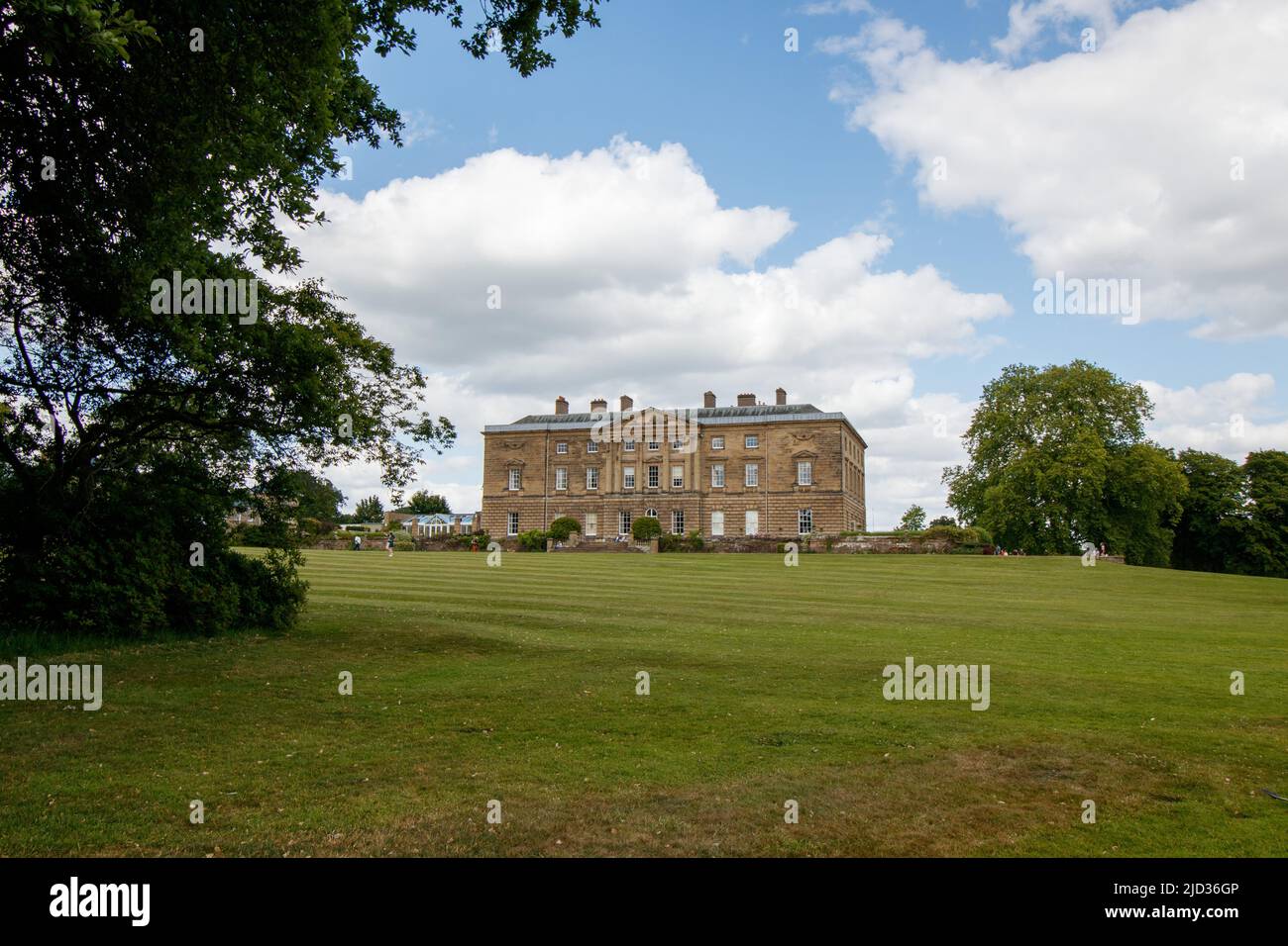 Packington Hall an einem Tag der offenen Tür im Sommer. Packington Hall, inmitten einer 300 Hektar großen Parklandschaft, die ein Überbleibsel des ursprünglichen Forest of Arden ist, und mit Gärten, die von Capability Brown entworfen wurden. Die Gärten werden von Lady Guernsey renoviert, Offensichtlich ein begeisterter Gärtner und das Anwesen wird in ausgezeichnetem Zustand gehalten und mit liebevoller Sorgfalt gepflegt. Stockfoto