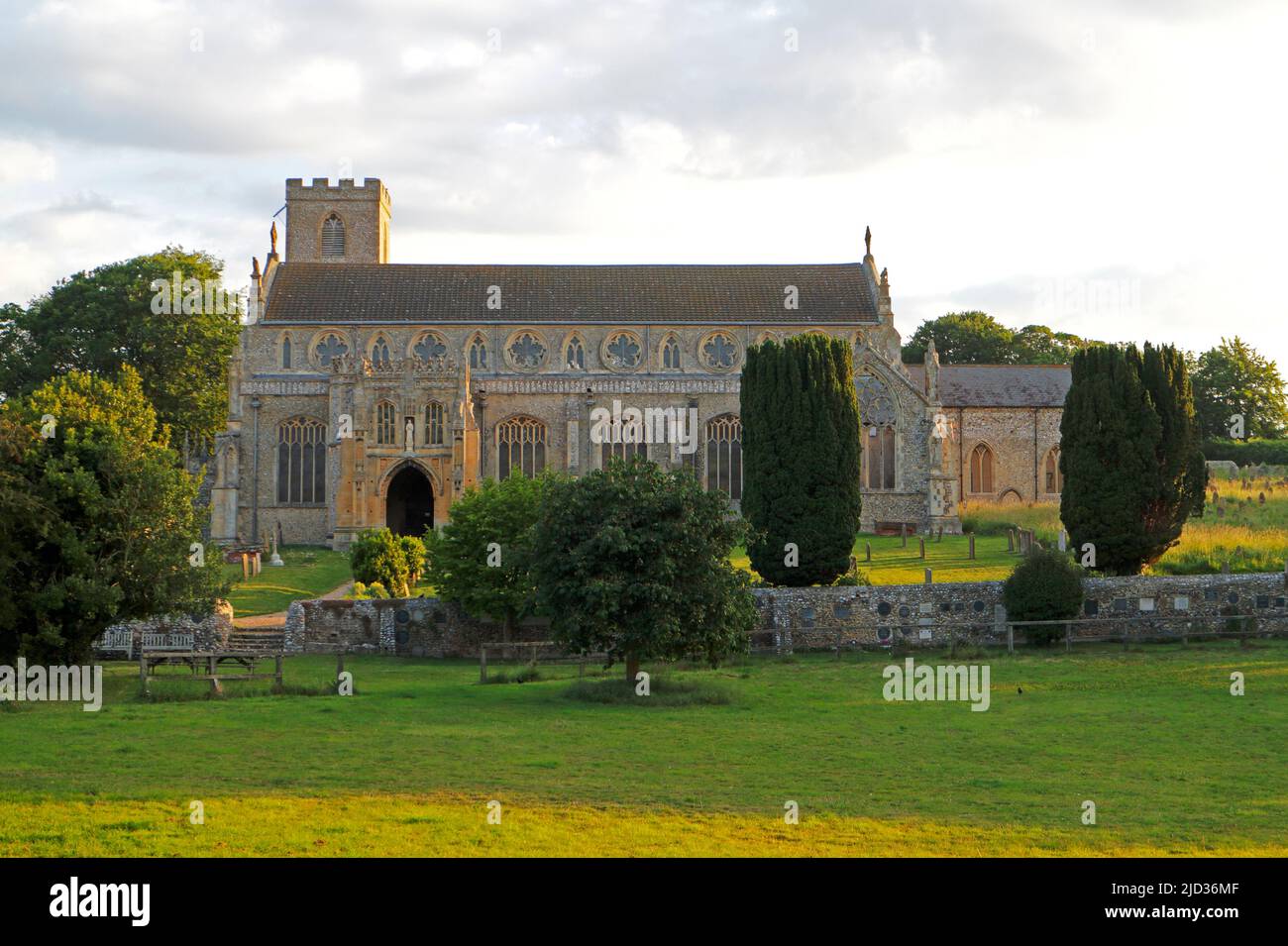 Ein Blick auf die Pfarrkirche St. Margaret aus dem Süden im Nord-Norfolk-Dorf Cley-next-the-Sea, Norfolk, England, Vereinigtes Königreich. Stockfoto