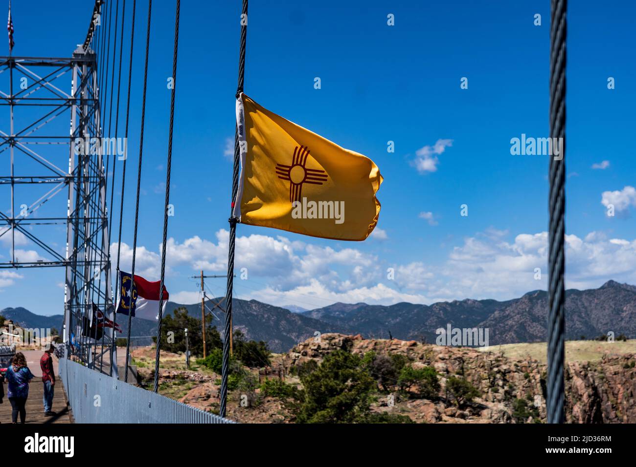 New Mexico Flagge auf der Royal Gorge Bridge in Colorado Stockfoto