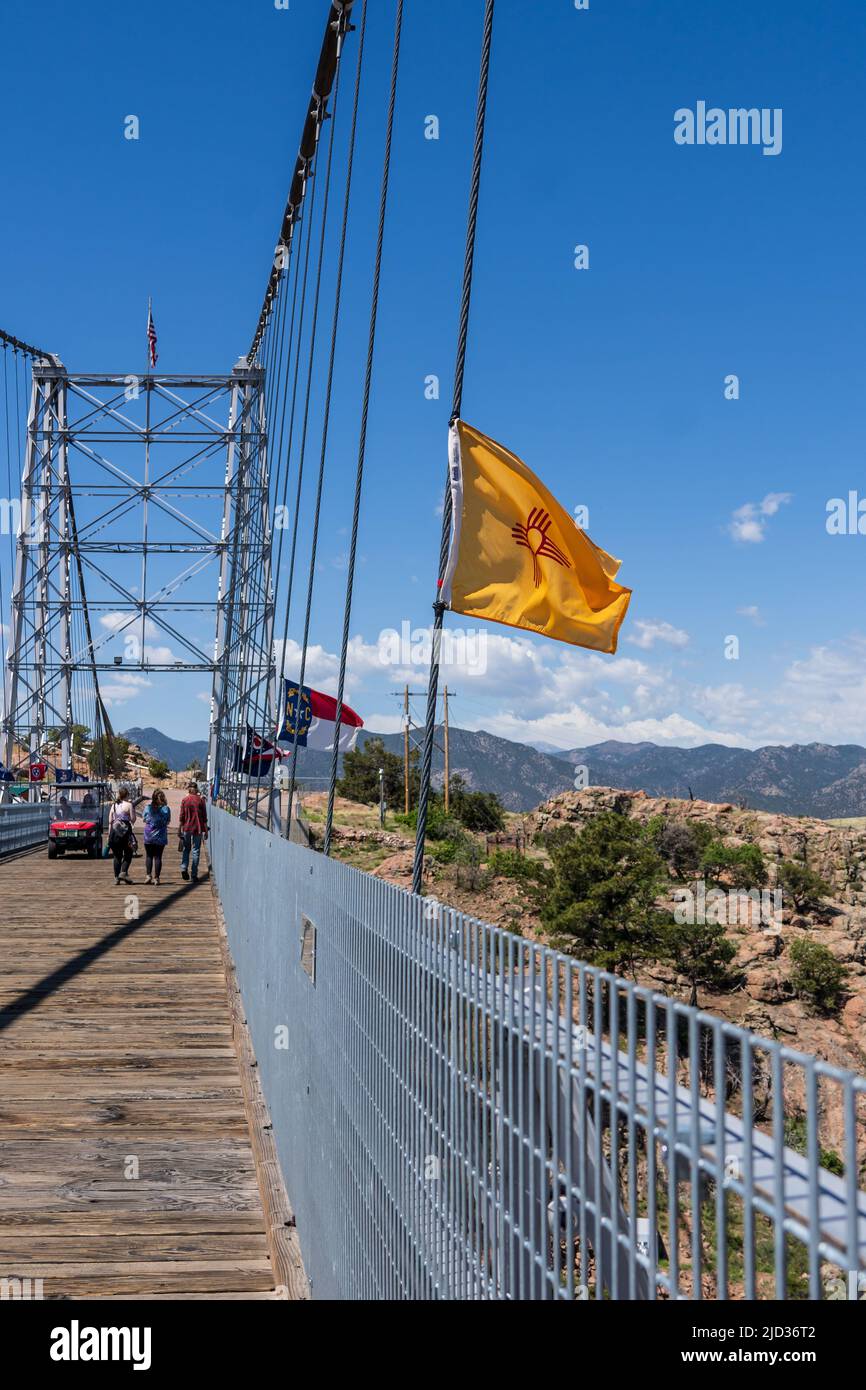 New Mexico Flagge auf der Royal Gorge Bridge in Colorado Stockfoto