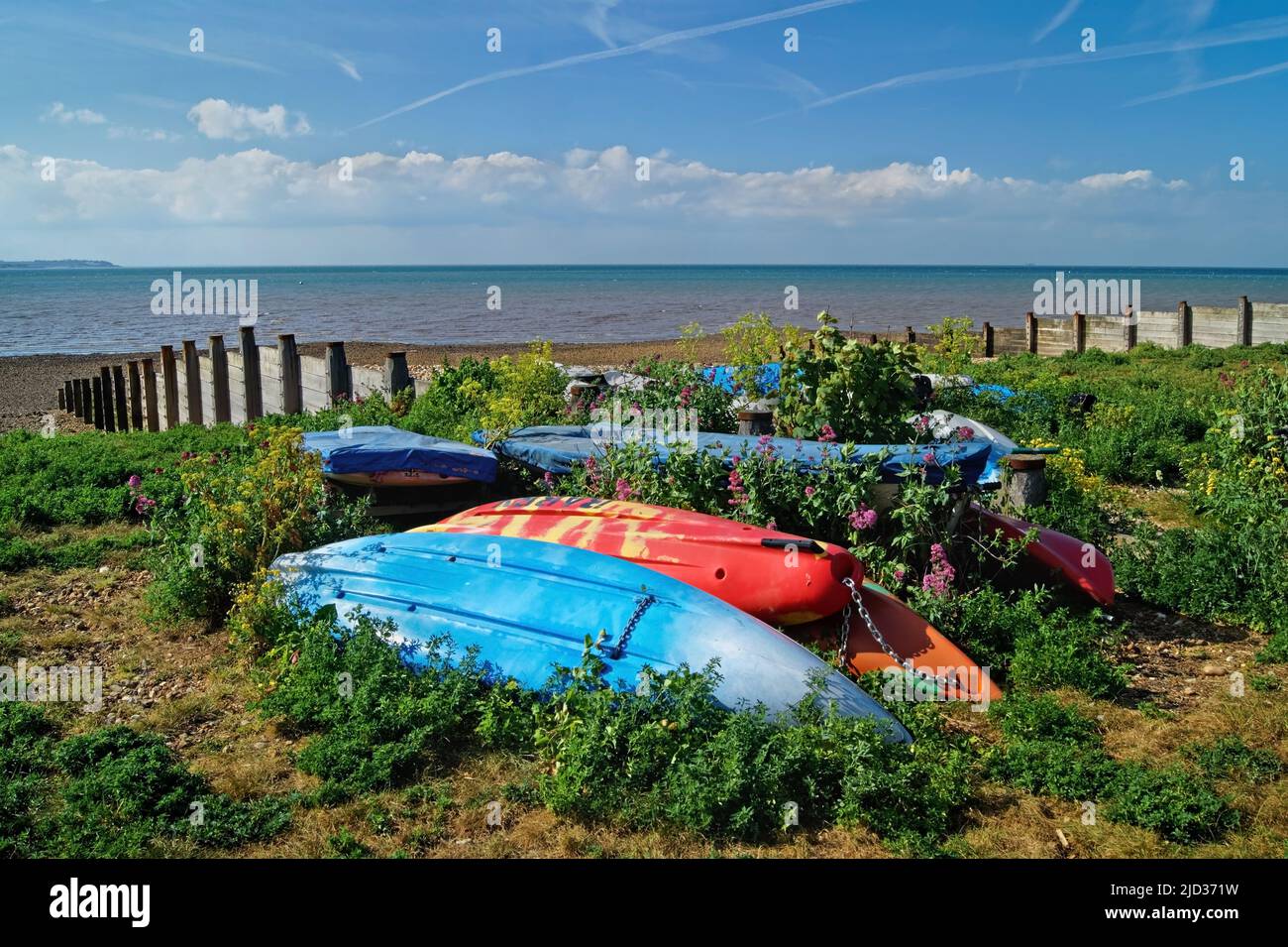 UK, Kent, Whitstable, Beach, Boats und Groynes Stockfoto