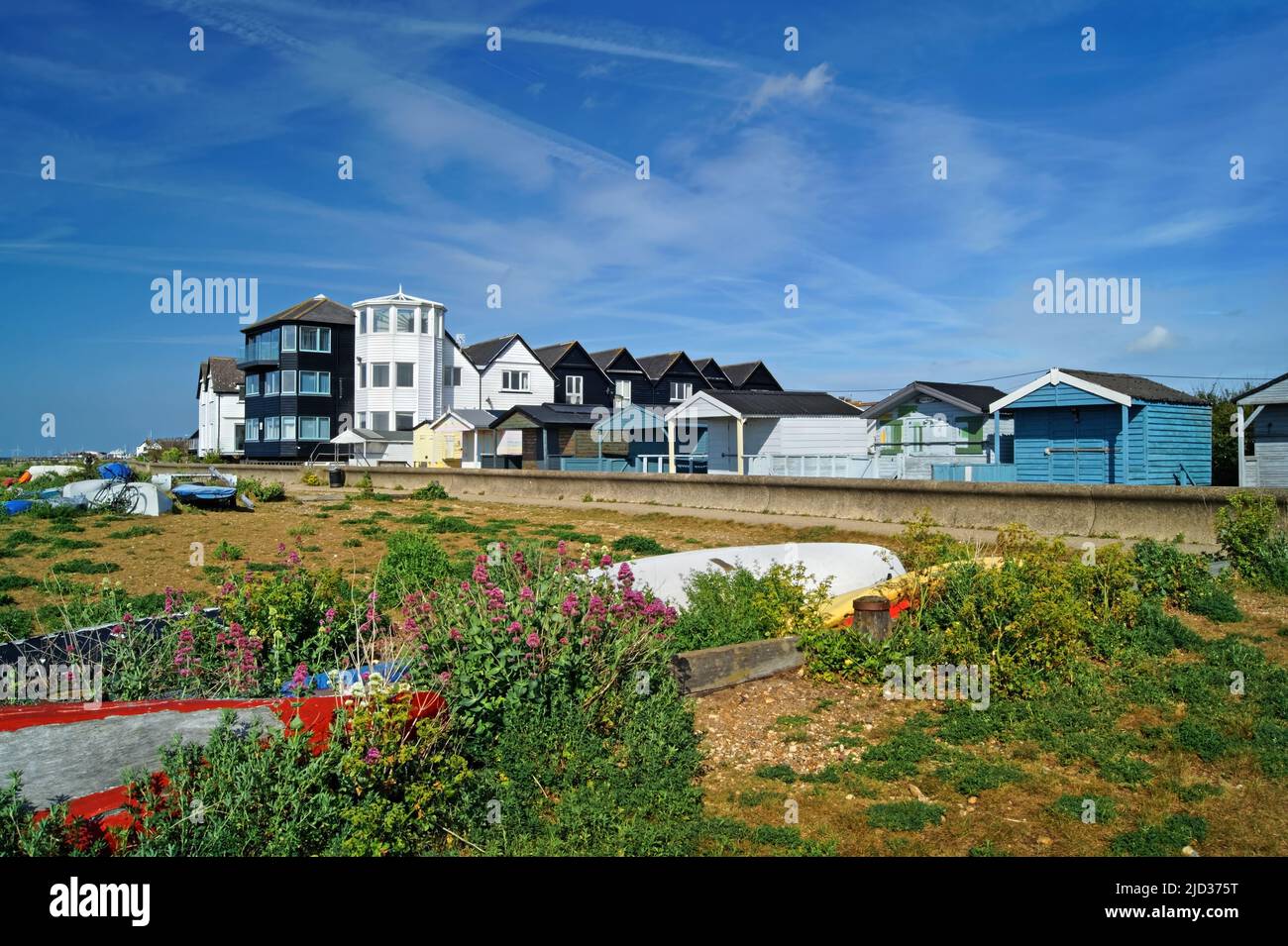 UK, Kent, Whitstable Beach Huts, Overturned Boats and Apartments Stockfoto