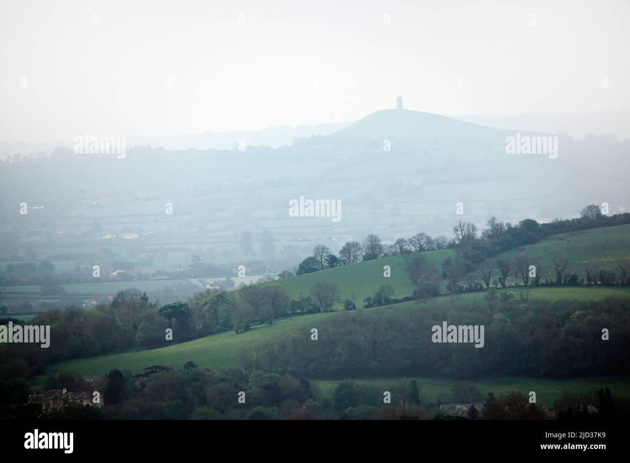 Glastonbury Tor in der Ferne Stockfoto