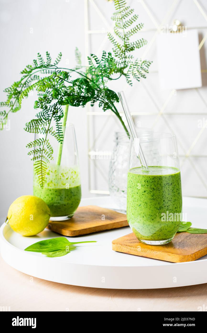 Gesunder grüner Smoothie, Spinat, Zitrone. Super Essen, Entgiftung und gesundes Essen. Stockfoto