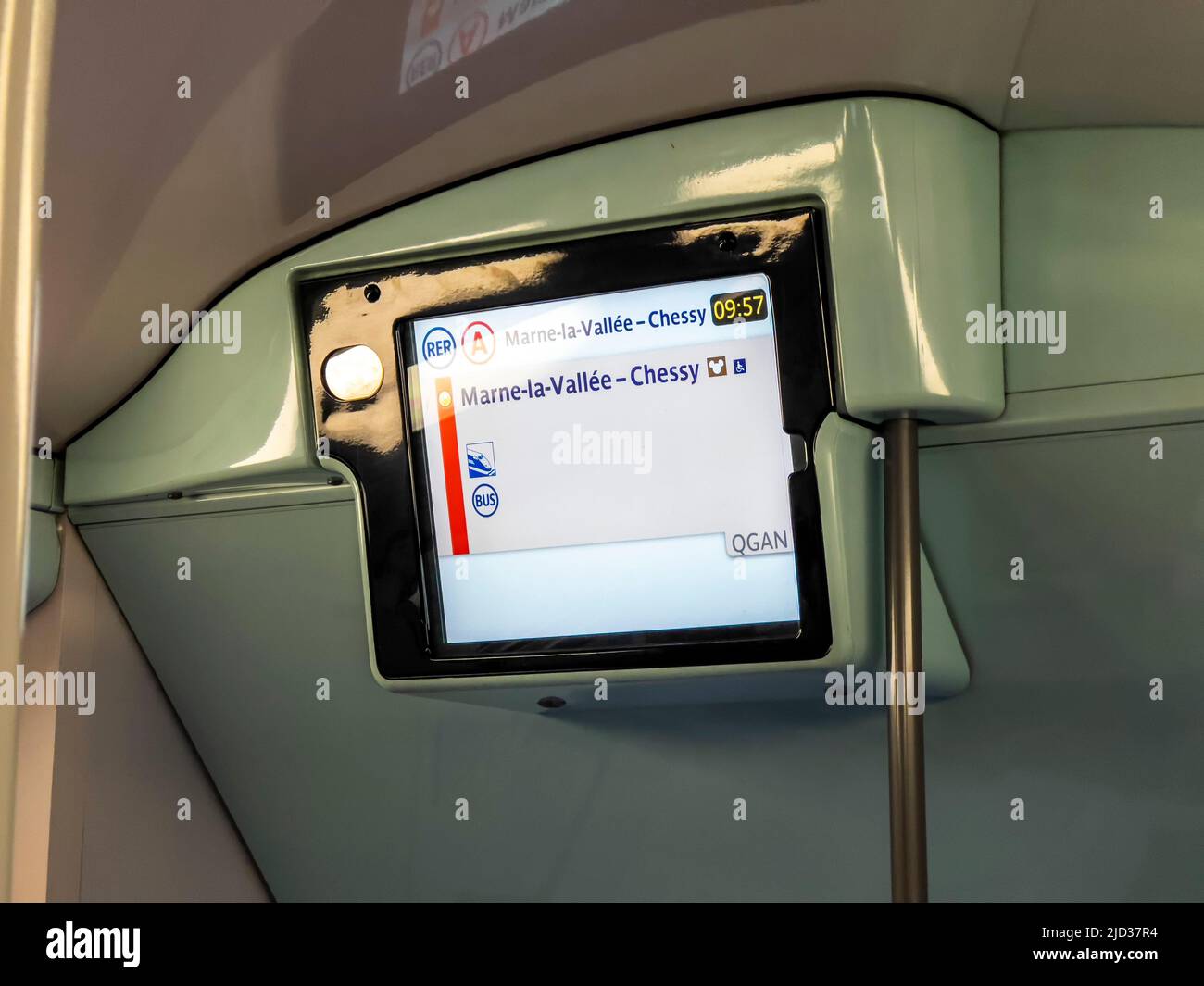 Paris, France - 04/05/2022: Informationsbildschirm des Disneyland-Zuges. Disneyland stop Marne La Valle Chessy auf dem Bildschirm angezeigt. Stockfoto