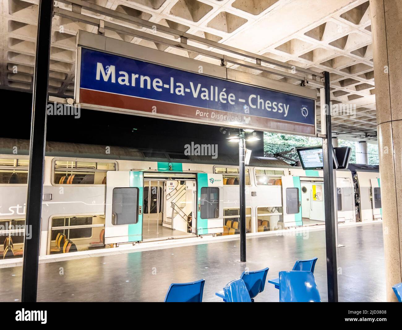 Paris, Frankreich - 04/05/2022: Informationsschild in Disneyland Haltestelle Marne La Valle Chessy Bahnhof. Dies ist die letzte Haltestelle des Disneyland-Zuges. Stockfoto