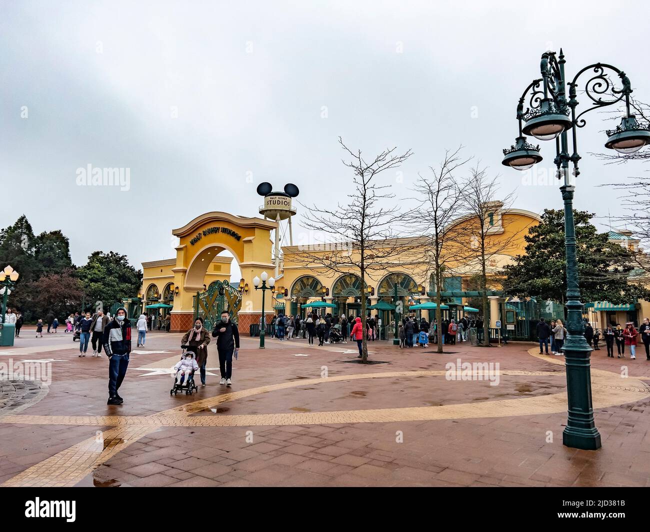 Paris, France - 04/05/2022: Wasserturm und Eingangsbogen zu den Walt Disney Studios in Disneyland Paris. Wolkiges Wetter. Menschen, die zum Tor gehen. Stockfoto