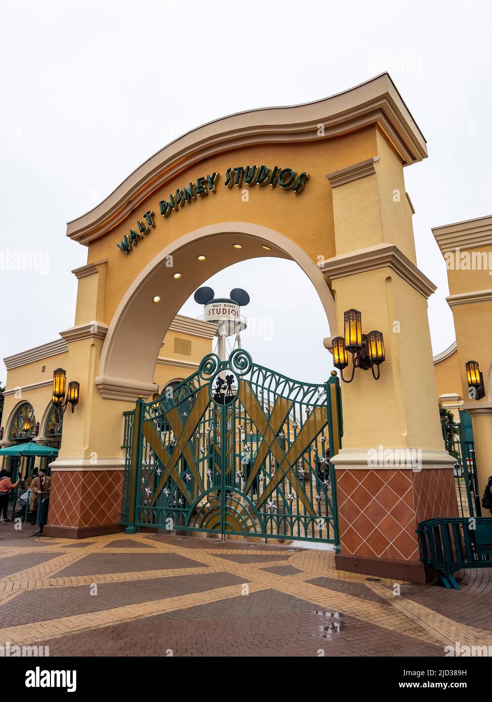 Paris, France - 04/05/2022: Wasserturm und Eingangsbogen zu den Walt Disney Studios in Disneyland Paris. Wolkiges Wetter. Menschen, die zum Tor gehen. Stockfoto