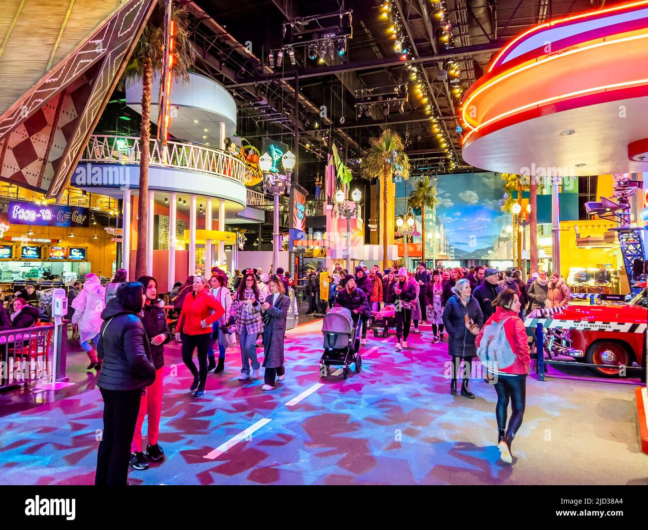 Paris, France - 04/05/2022: Eine große Zahl von Touristen genießen Disneyland Paris Stockfoto