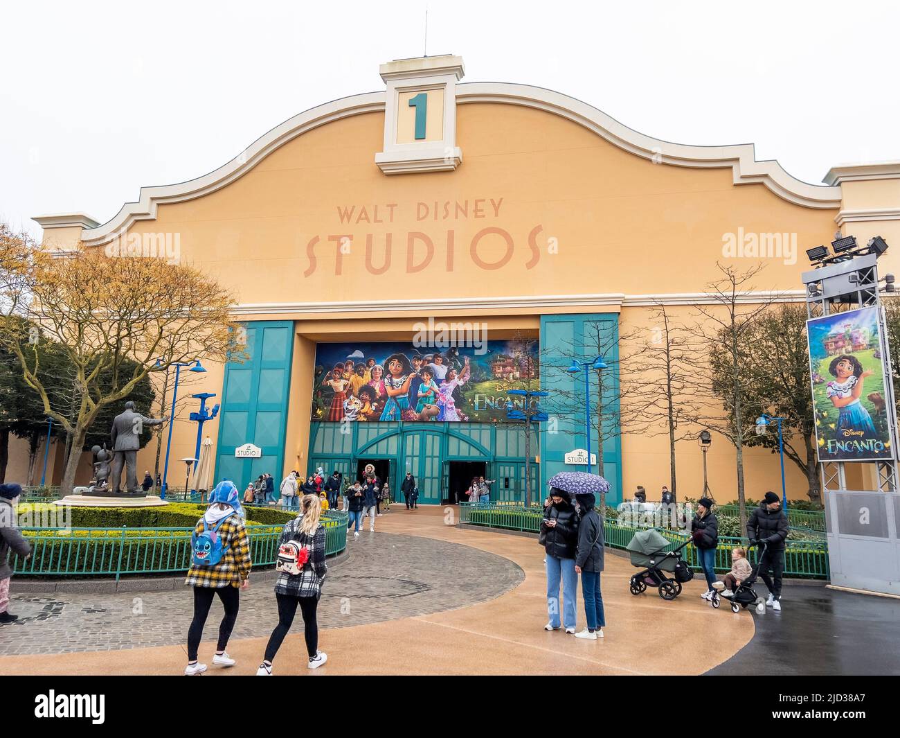 Paris, France - 04/05/2022: Walt Disney Studios in Disneyland Paris bei bewölktem und regnerischem Wetter. Leute, die herumlaufen und die Tür betreten. Stockfoto