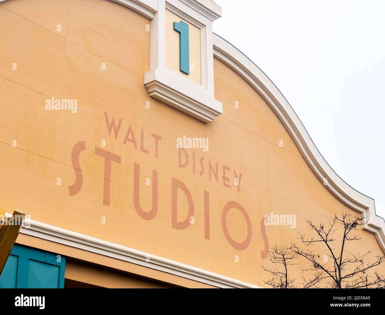 Paris, France - 04/05/2022: Walt Disney Studios in Disneyland Paris bei bewölktem und regnerischem Wetter. Leute, die herumlaufen und die Tür betreten. Stockfoto