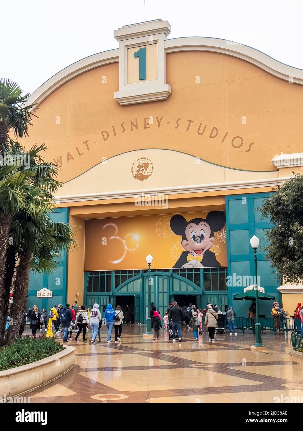 Paris, France - 04/05/2022: Walt Disney Studios in Disneyland Paris bei bewölktem und regnerischem Wetter. Leute, die herumlaufen und die Tür betreten. Stockfoto