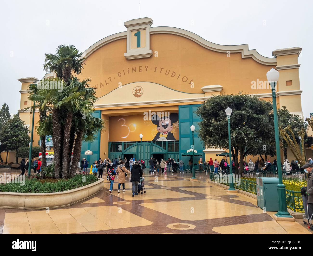 Paris, France - 04/05/2022: Walt Disney Studios in Disneyland Paris bei bewölktem und regnerischem Wetter. Leute, die herumlaufen und die Tür betreten. Stockfoto