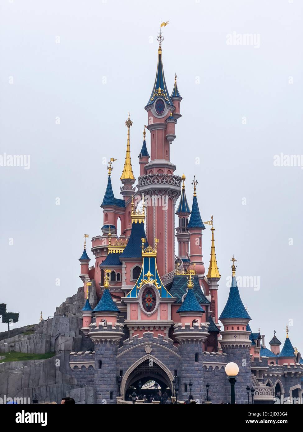 Paris, France - 04/05/2022: Dornröschenschloß bei bewölktem Wetter. Berühmtes und ikonisches Gebäude der Disneyland Parks. Stockfoto