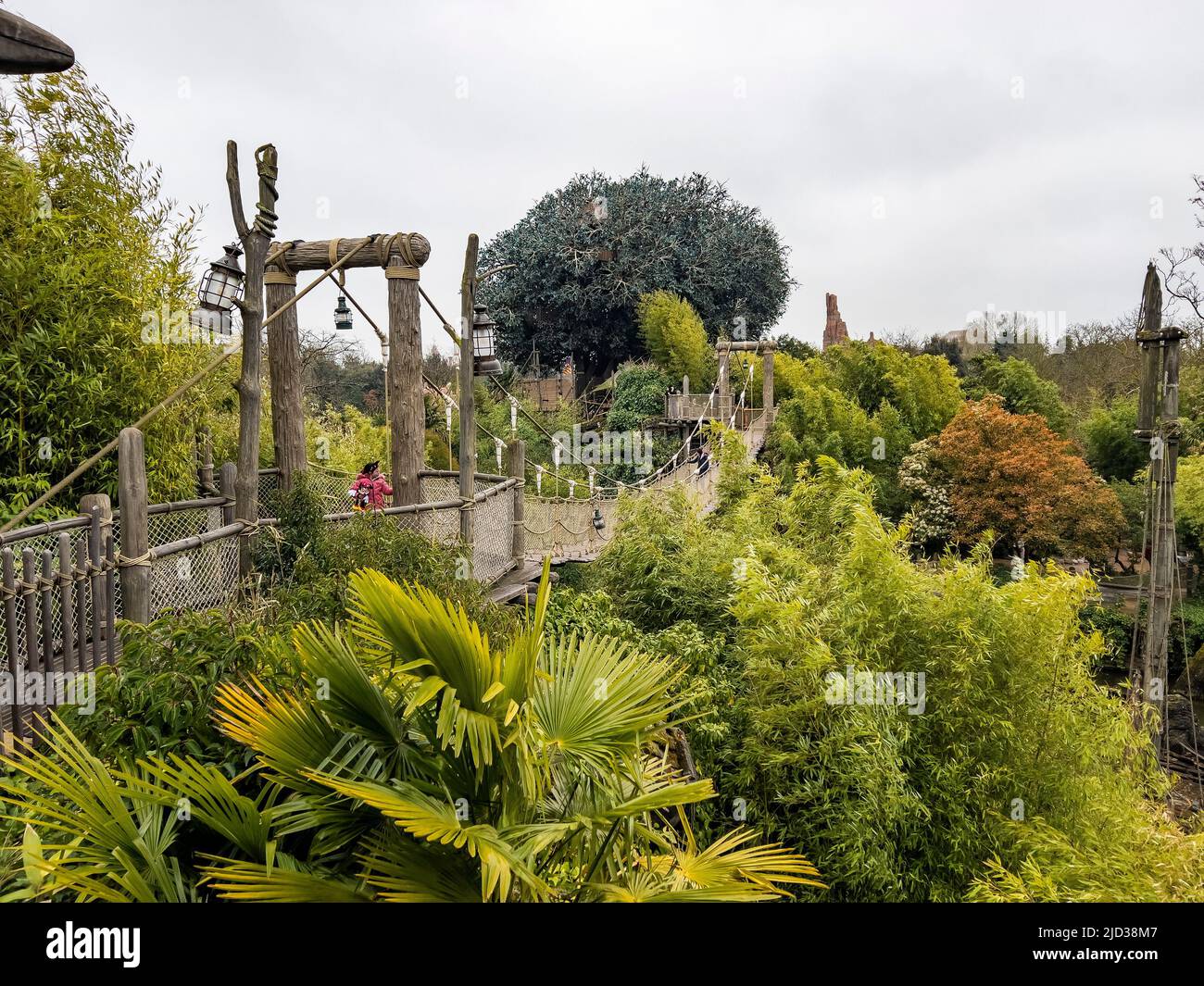 Paris, France - 04/05/2022: Seilbrücke Szene von Fahrten und Orten von Disneyland Paris. Sehr erfolgreiche Designs aus Filmmomenten. Stockfoto