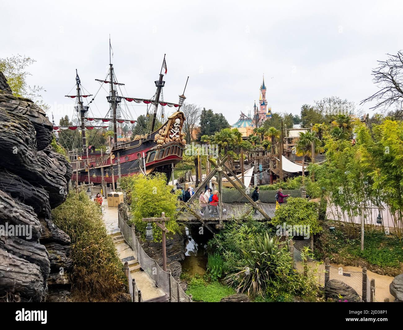 Paris, France - 04/05/2022: Piraten der Karibik Szene von Fahrgeschäften und Orten von Disneyland Paris. Modellschiff von Kapitän Jack Sparrow. Stockfoto