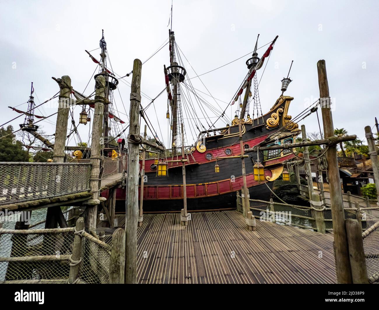 Paris, France - 04/05/2022: Piraten der Karibik Szene von Fahrgeschäften und Orten von Disneyland Paris. Modellschiff von Kapitän Jack Sparrow. Stockfoto
