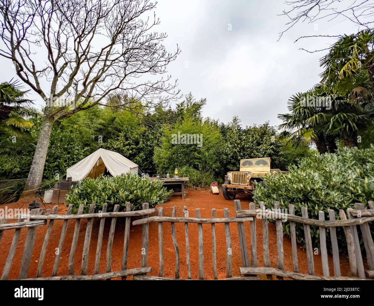 Paris, France - 04/05/2022: Abenteuerdschungel-Szene im Disneyland Paris. Wiederbelebung berühmter Filmmomente. Autocamp zwischen grünen Bäumen Stockfoto