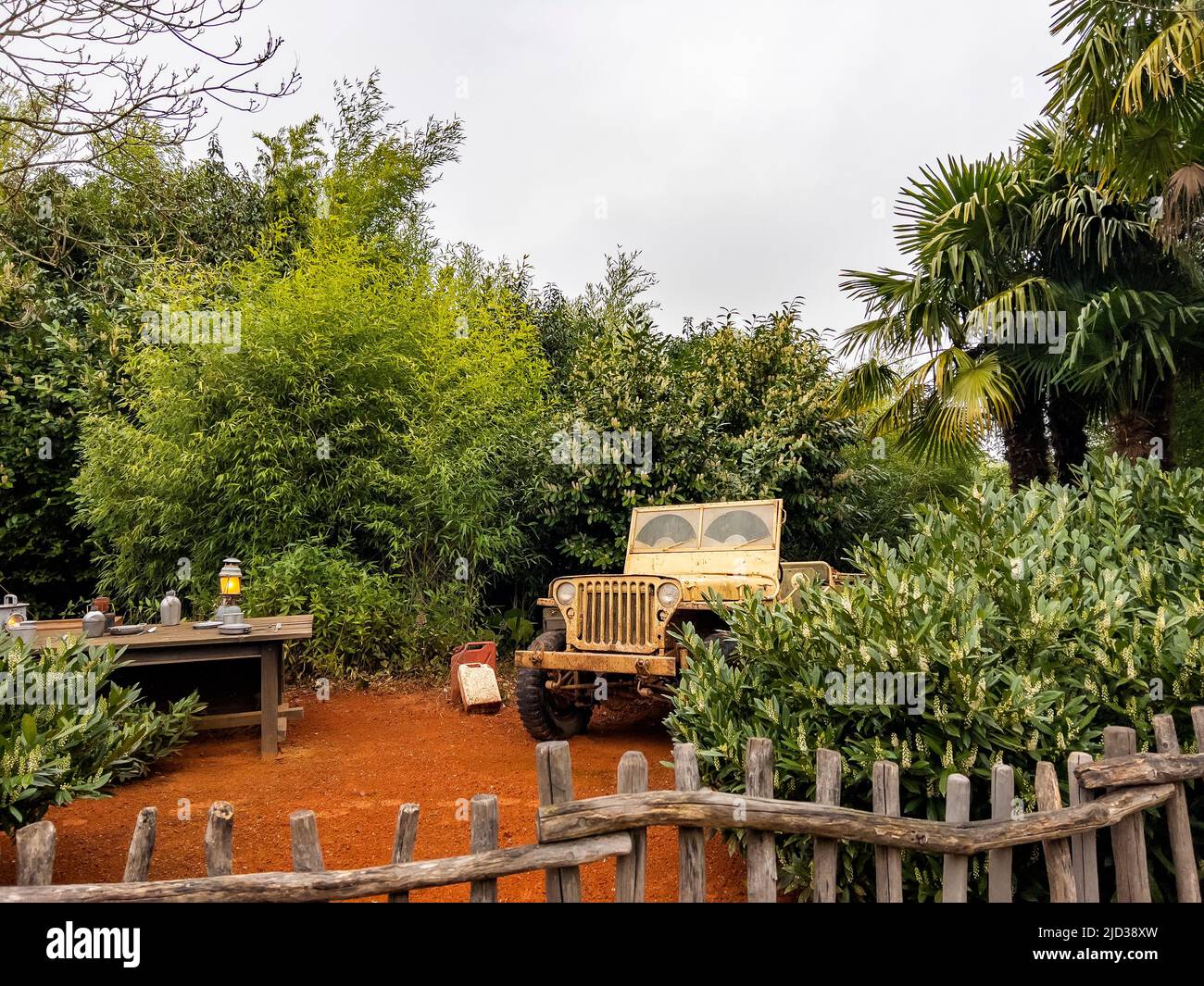 Paris, France - 04/05/2022: Abenteuerdschungel-Szene im Disneyland Paris. Wiederbelebung berühmter Filmmomente. Autocamp zwischen grünen Bäumen Stockfoto