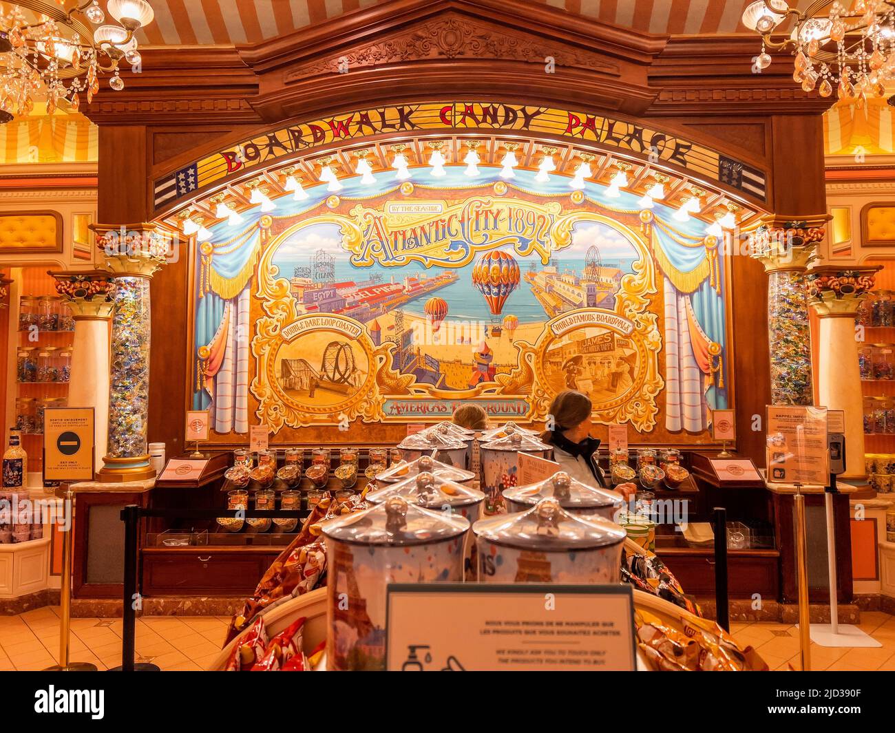 Paris, France - 04/05/2022: Interieur des Süßwarenladens in Disneyland. Bunte Süßigkeiten und warme Beleuchtung. Stockfoto