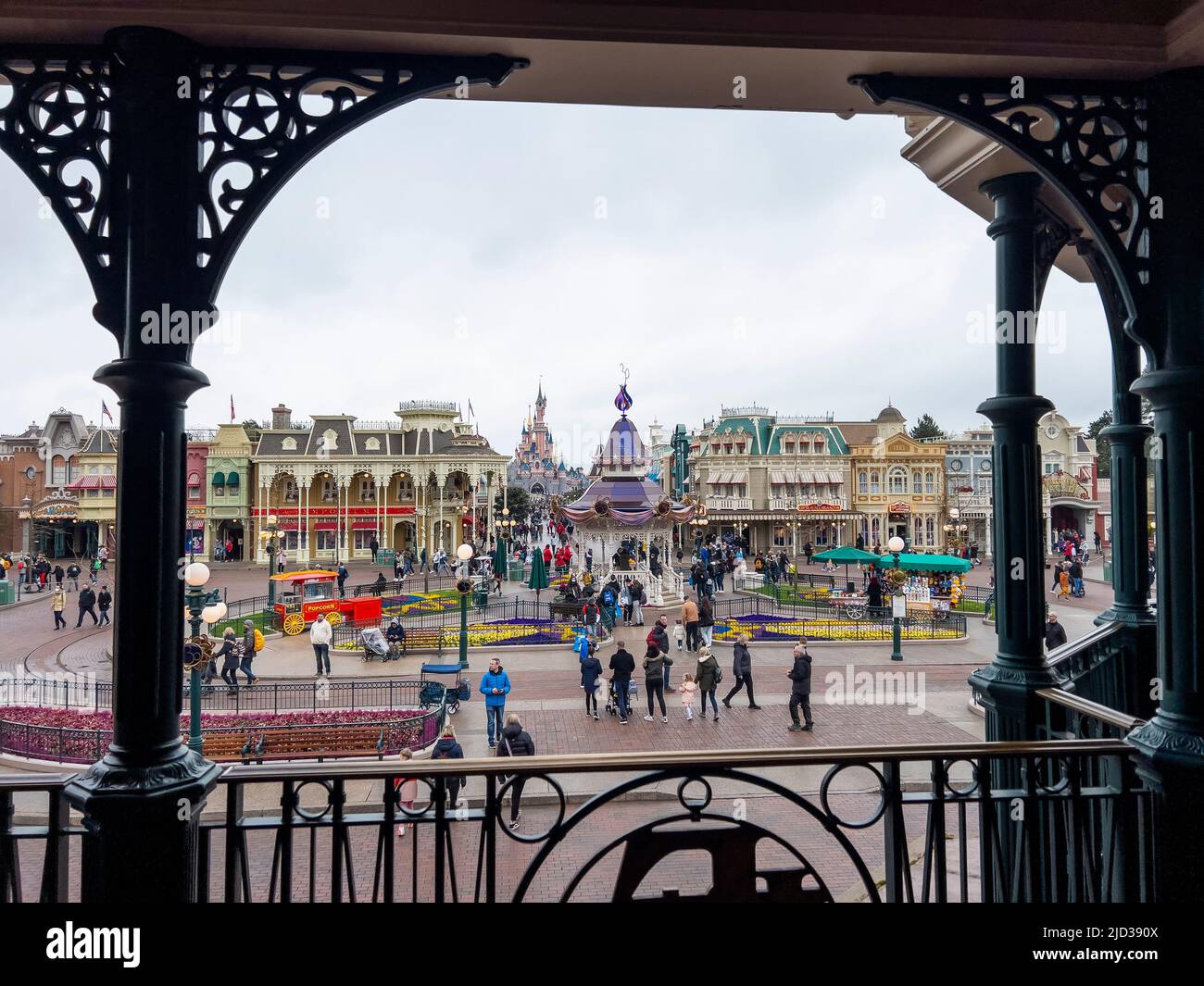 Paris, France - 04/05/2022: Farbenfroher Platz im Disneyland Paris. Menschen, die herumlaufen. Stockfoto