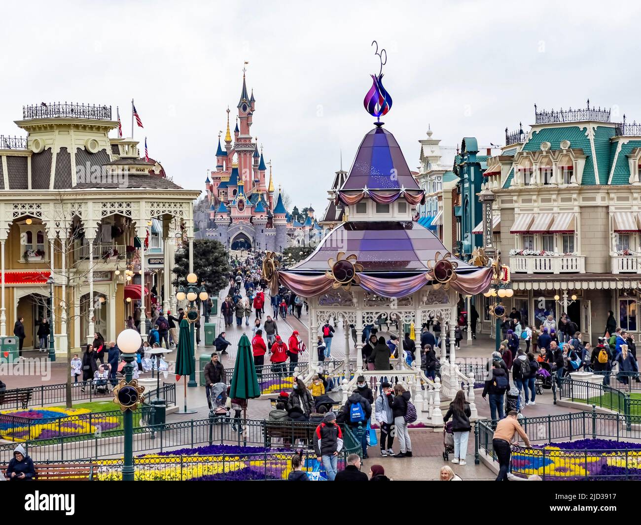 Paris, France - 04/05/2022: Farbenfroher Platz von Disneyland. Menschen, die herumlaufen. Stockfoto