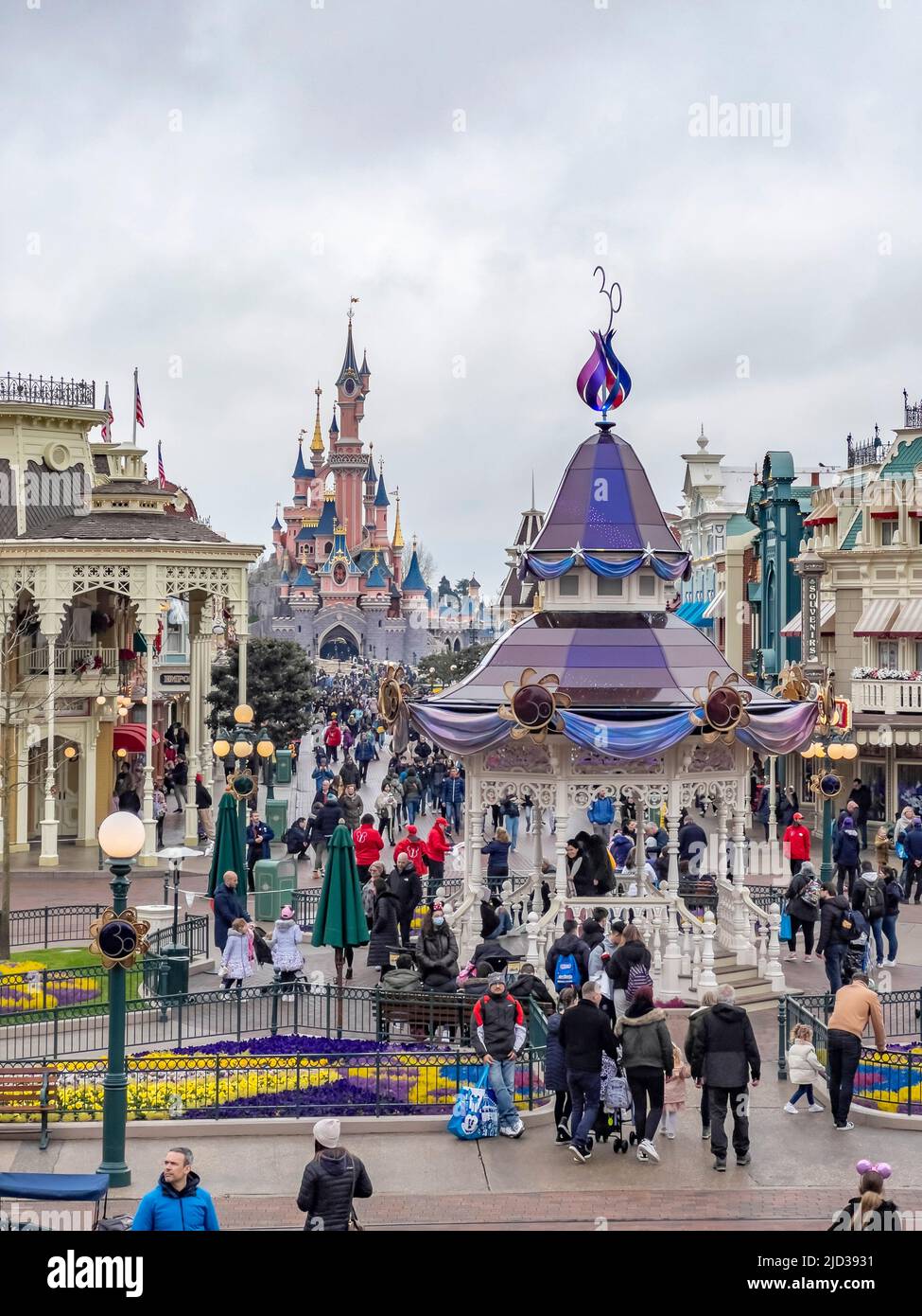 Paris, France - 04/05/2022: Farbenfroher Platz von Disneyland. Menschen, die herumlaufen. Stockfoto