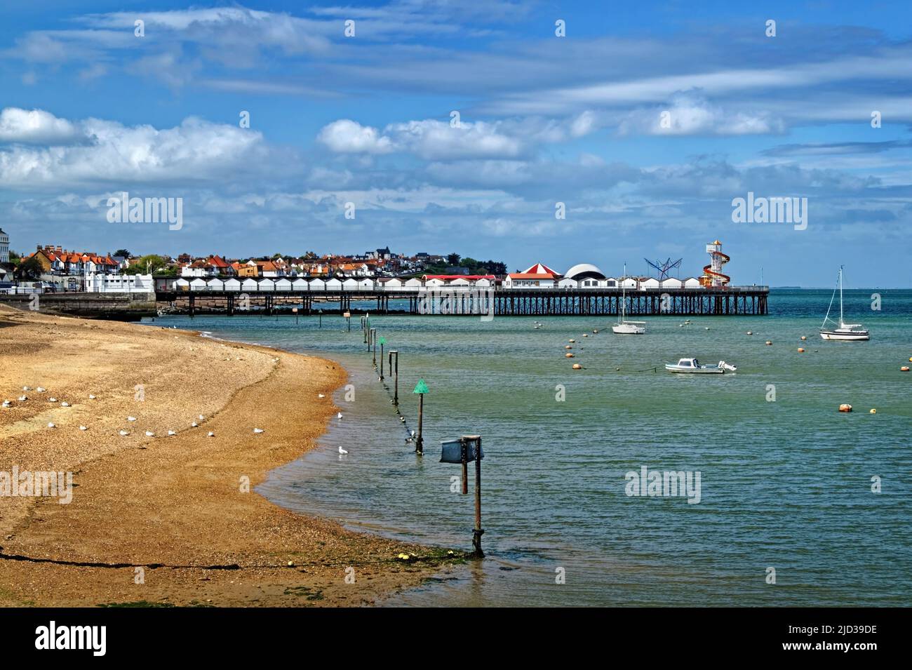 Großbritannien, Kent, Herne Bay, Herne Bay Beach und Pier Stockfoto